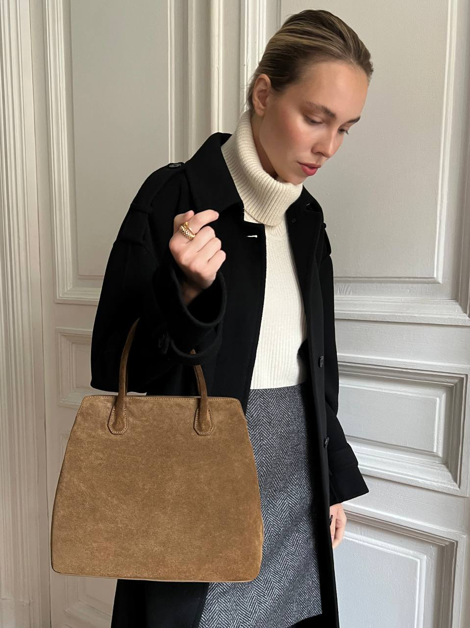 Альтернатива объемному тоуту — сумка Trapeze

Из мягкой и плотной итальянской замши с фабрики в Арциньяно — она сотрудничает с брендами групп LVMH и Kering и заботится об экологии

Благодаря почти квадратной форме в сумку поместится планшет или блокнот. Внутри — три кармана, один на застежке для важных мелочей. Носить можно по-разному: за мягкие короткие ручки или на плече с помощью съемного ремня. Чтобы сумка служила дольше, не носите ее в сырую погоду

Аксессуары для повседневных образов ждут вас на сайте, в приложении и магазинах 12 STOREEZ