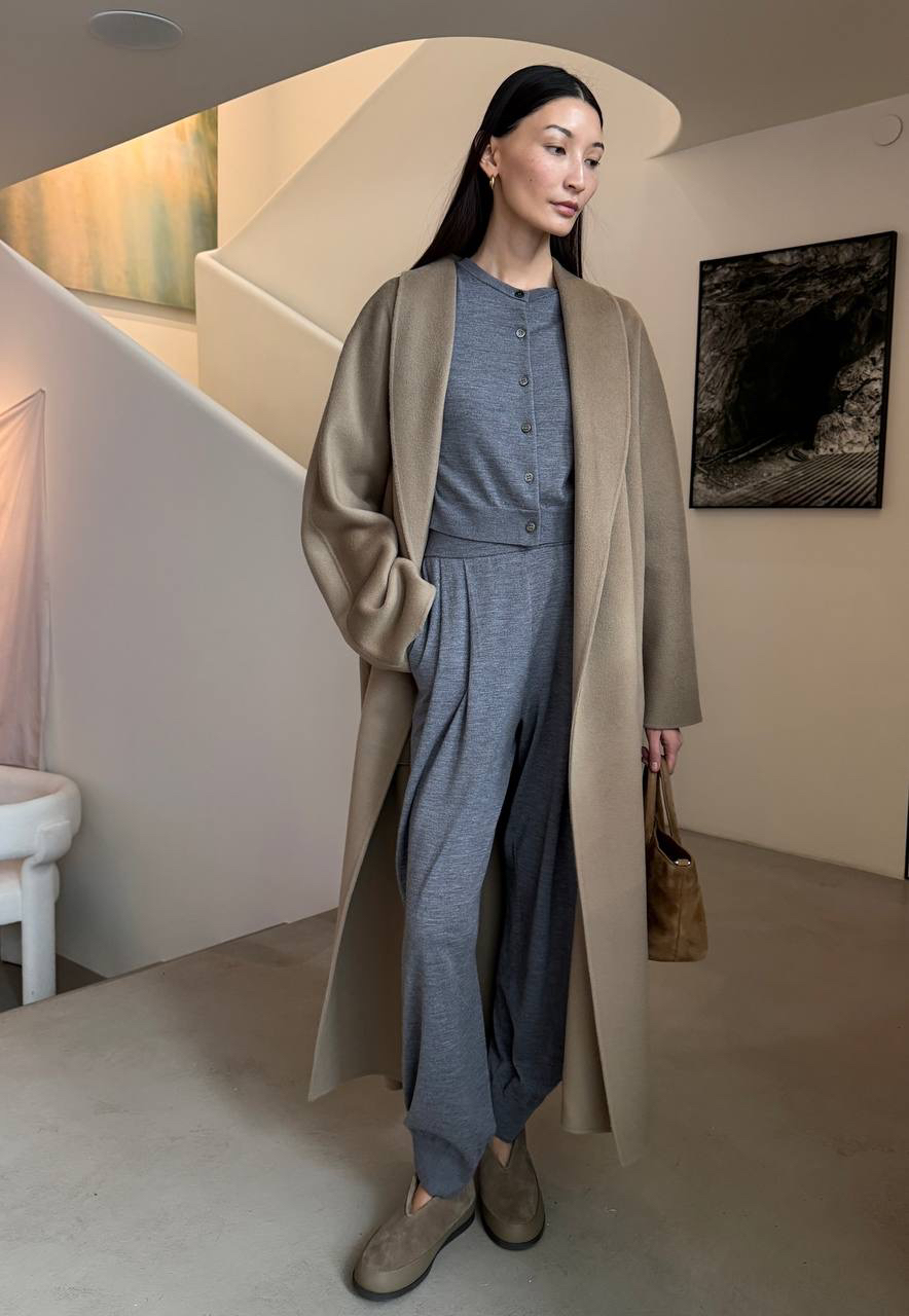 В этом сезоне мы изменили наш бестселлер — лоферы Teplo

Подошва стала еще толще, но осталась такой же легкой. Прорезиненный кант из кожи мы сделали выше — он защитит от грязи и царапин. Стелька под пяткой теперь более толстая, чтобы нагрузка на стопу распределялась правильно. 

Примерить обновленную модель уже можно в магазинах 12 STOREEZ