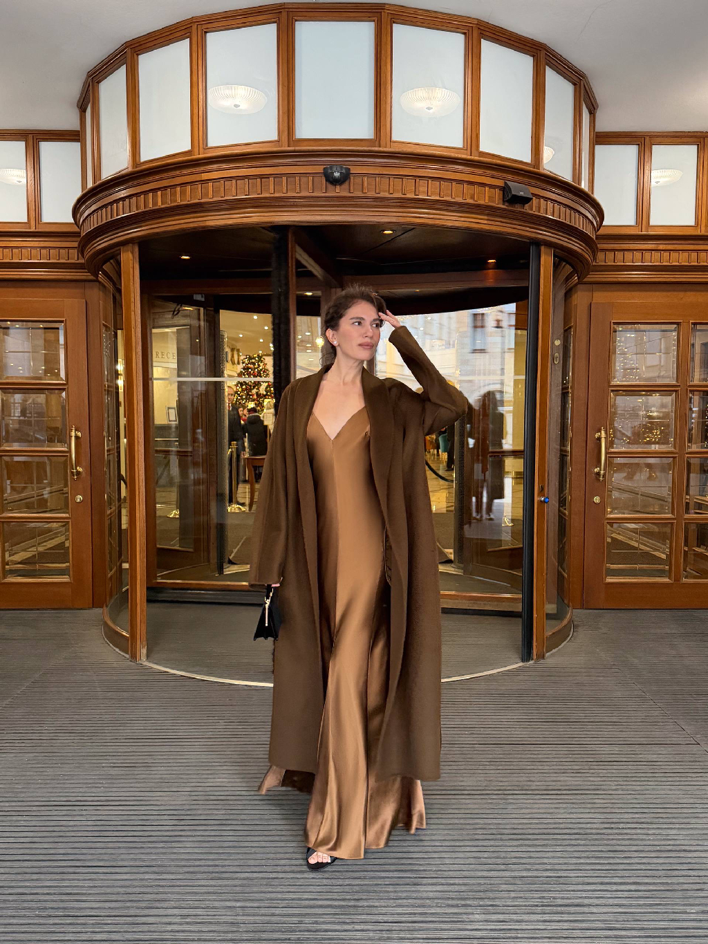 3 вечерних образа — выбор Даны Бирер 

Платье Ava из тонкого шелка Mullberry подчеркивает фигуру и переливается при любом освещении. В костюме Jackie из твида нить люрекса не добавляет сильного блеска, поэтому его можно носить каждый день. Для платья Crème Brûlée мы выбрали полупрозрачную мягкую сетку с бархатистым густым ворсом. Ткань легкая и приятная на ощупь, а драпировка визуально выстраивает силуэт.

Эти и другие изделия из коллекции «Аленький цветочек» ждут вас на сайте, в приложении и магазинах 12 STOREEZ