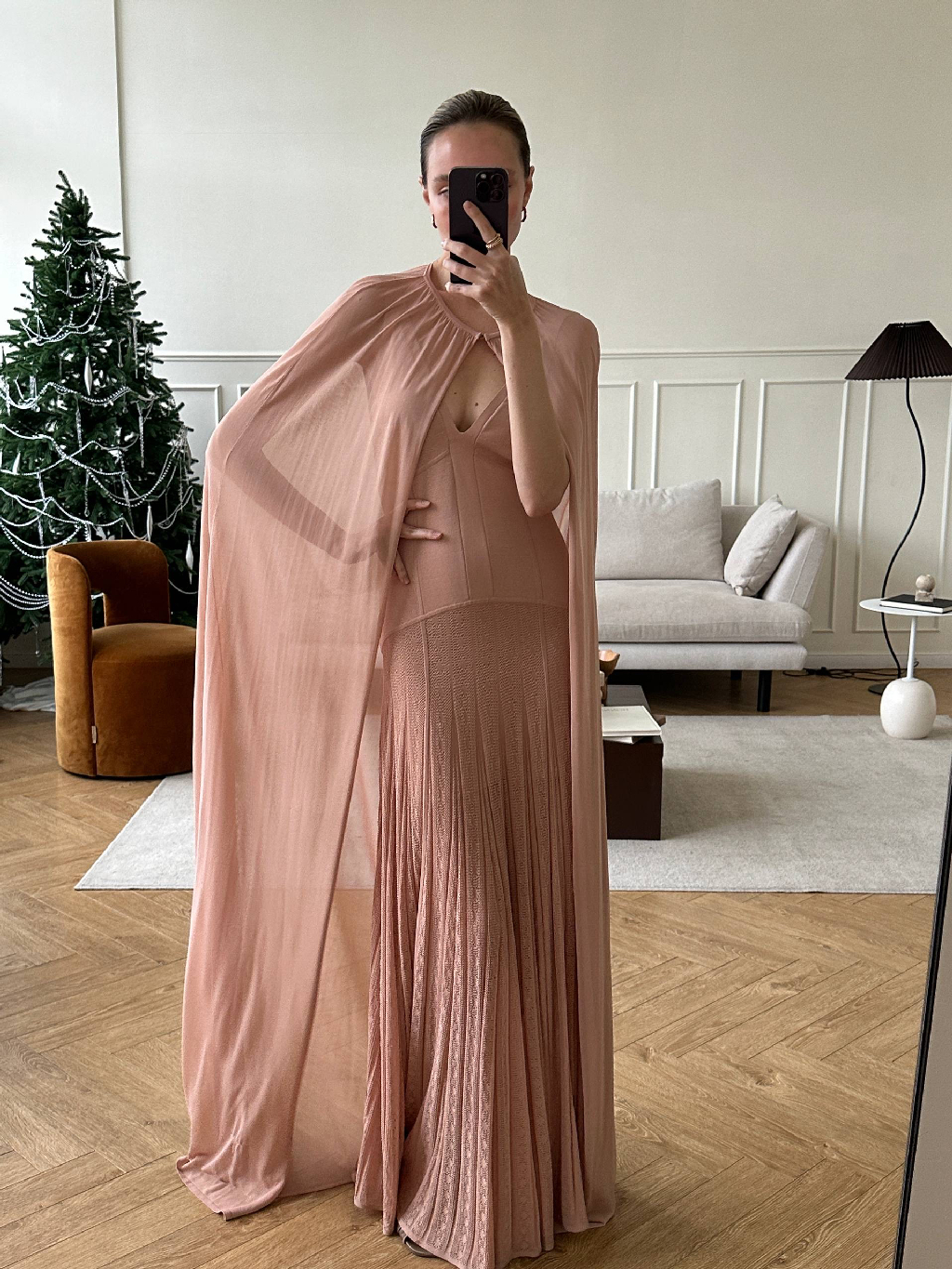 Изделие, над которым мы работали почти два года: платье Rare Rose с кейпом в цвете пыльной розы

Это обновленная версия платья Dolcetto из прошлой новогодней коллекции. Создание этого платья — сложный и кропотливый процесс. Каждый отрезок вяжут отдельно крошечными петлями из разных кусочков трикотажа. На одно платье у мастериц уходит 9,5 часов — в 5 раз больше, чем на базовую модель. 

Внутри — непросвечивающая мини-юбка, а в корсетном лифе тонкий, приятный к телу трикотаж.

Больше изделий из коллекции «Аленький цветочек» — на сайте и в приложении 12 STOREEZ