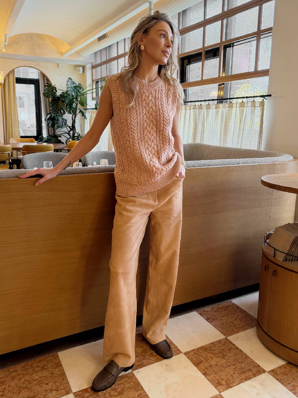 Как мы обновили наш бестселлер — брюки Texas?

В этом сезоне мы слегка укоротили модель и сделали более компактной в бедрах — теперь брюки сидят еще лучше. Мы выбираем для них плотную замшу с мягким ворсом, долговечную и согревающую. Брюки скроены как ваши любимые джинсы, а внутри — эластичная подкладка до уровня колена, чтобы в них было комфортно целый день.

Примерить изделие уже можно в магазинах 12 STOREEZ