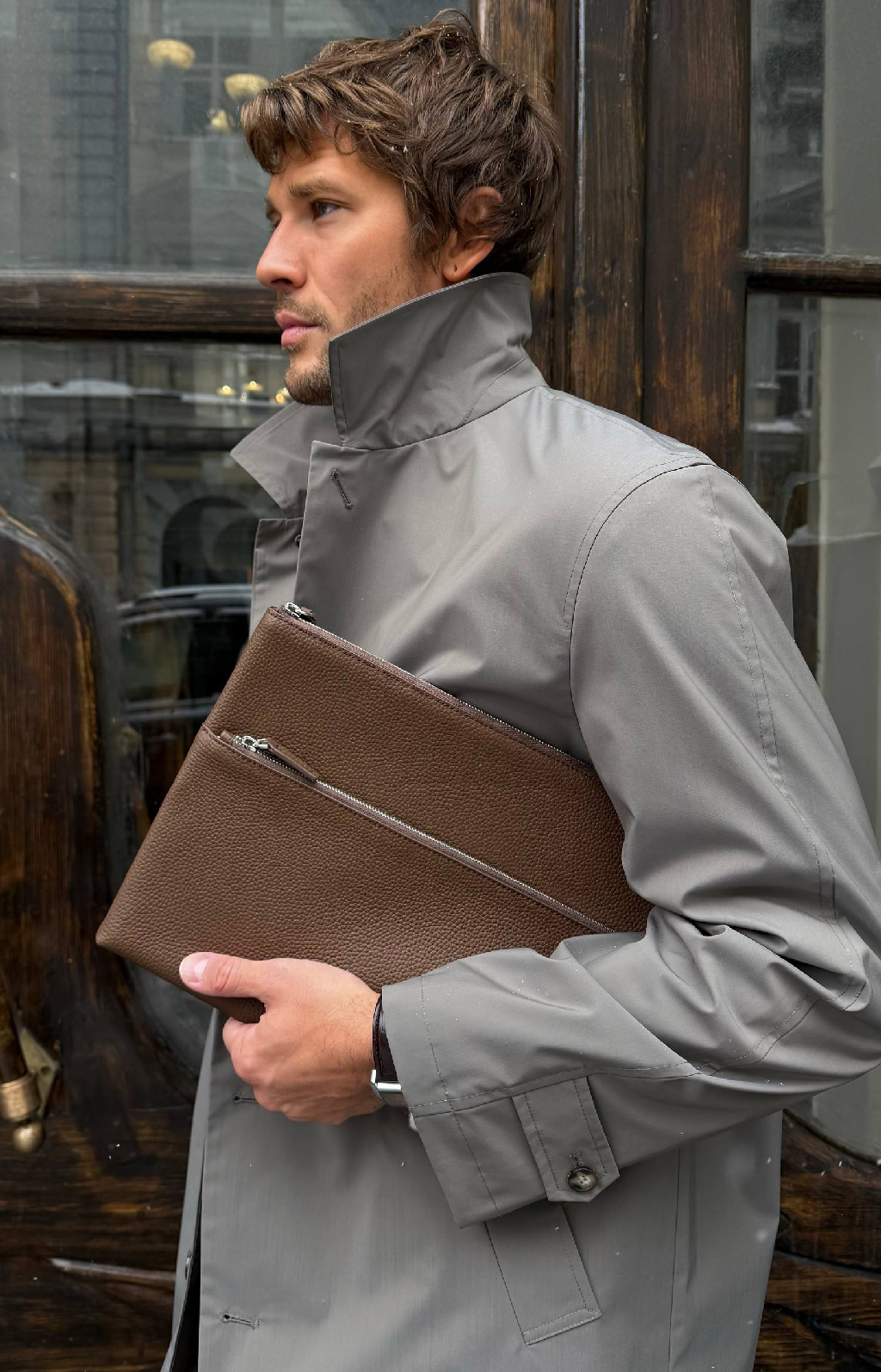 Для первых весенних дождей — плащ Osaka

Мы сшили его из технологичной японской ткани с добавлением шерсти — она приятная на ощупь, не мнется и защищает от осадков. Мягкая подкладка помогает плащу держать форму, а широкая шлица не сковывает движения — в нем удобно садиться и двигаться в течение дня.

Познакомиться с этой и другими новинками коллекции 12 STOREEZ MEN можно на сайте, в приложении и магазинах