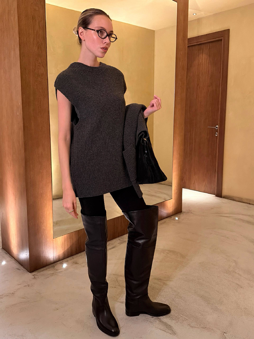 С чем носить жилет из шерсти мериноса?

Сочетайте его с лонгсливами и водолазками или носите вместо топа под пальто и тренчи, а также в паре с кардиганом. Шерсть австралийского мериноса — тактильно приятная и дышащая, придает трикотажу гладкость и совсем не колется. Топ свободный, немного удлиненный, мягкий и очень теплый.