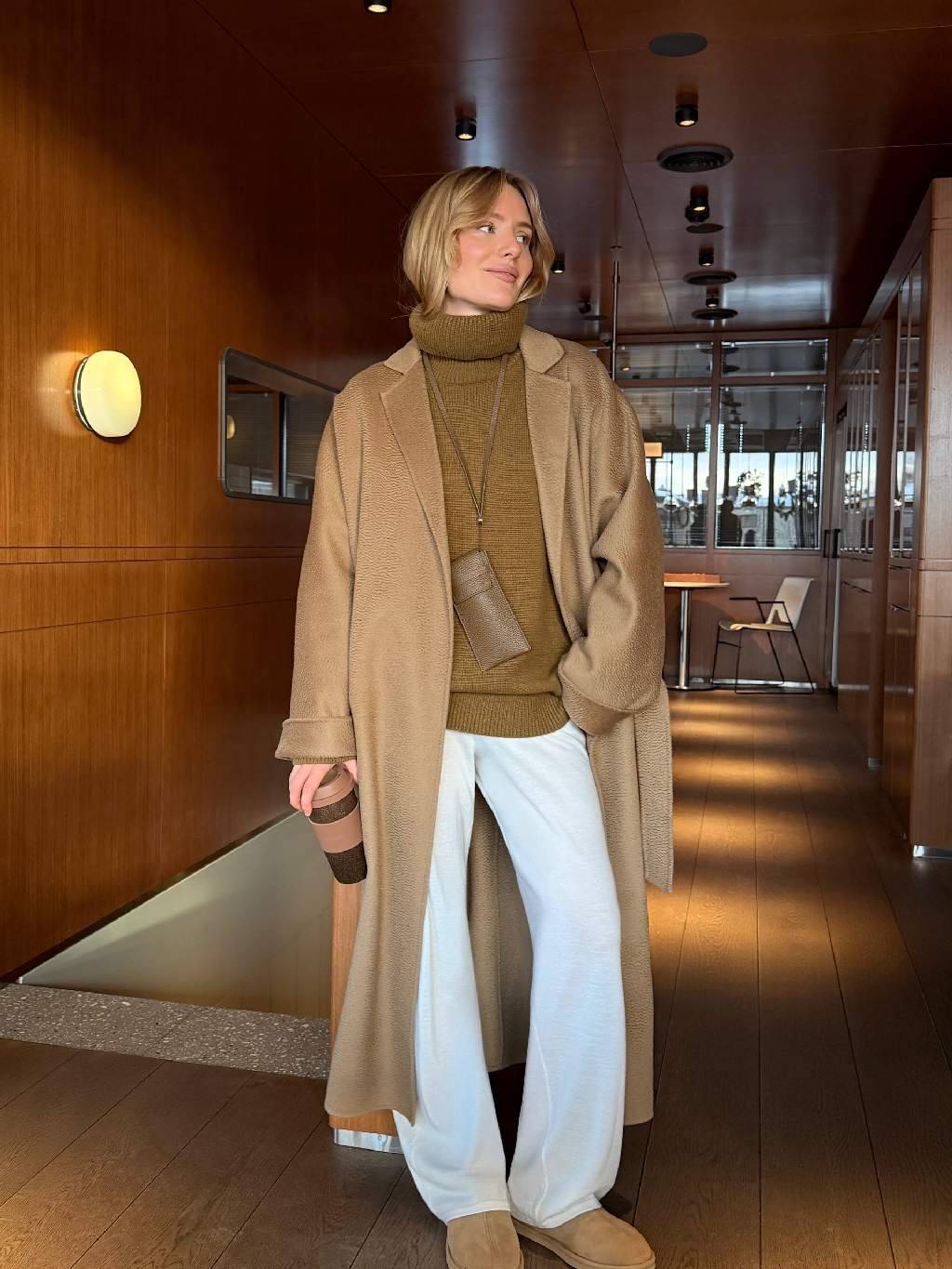 Для поездки загород — пальто-халат Alpaca из мягкой шерсти. Носите его поверх топа или теплого свитера, с брюками из шерсти и кашемира и мюлями из овчины.

Для прогулок в городе — пальто Eternity из легкого, приятного на ощупь кашемира. Стилизуйте его со свитером, брюками из шерсти и кашемира и мягкими уггами.