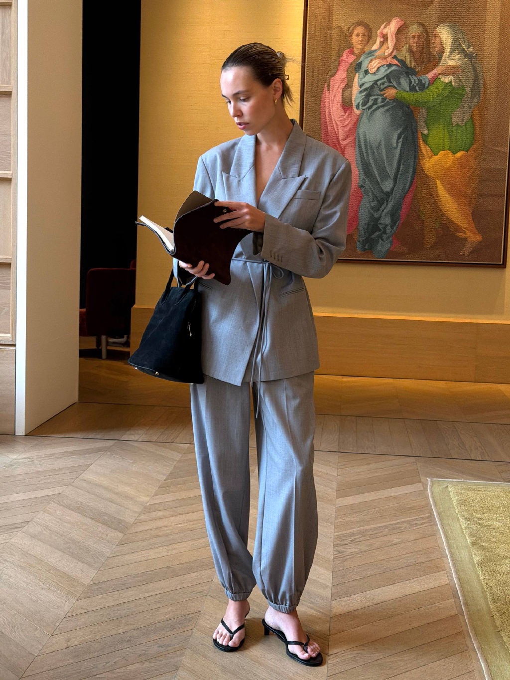 Для офиса и активных будней — жакет и брюки Erte

Из тонкой шерсти — легкой, без ворса, с ровным полуматовым блеском и меланжевой фактурой. 

Такую модель жакета мы уже делали изо льна, теперь повторяем из другой ткани. В обновленной версии улучшен силуэт: жакет стал более компактным и аккуратным, а изящный пояс подчеркивает талию. Особенная деталь — подкладочная ткань на основе купро, которая выглядит и ощущается как шелк.

Брюки-алладины свободные, длинные — создают женственный силуэт и не стесняют движений. Эластичный пояс дополнен шнурком, чтобы вы могли отрегулировать посадку.