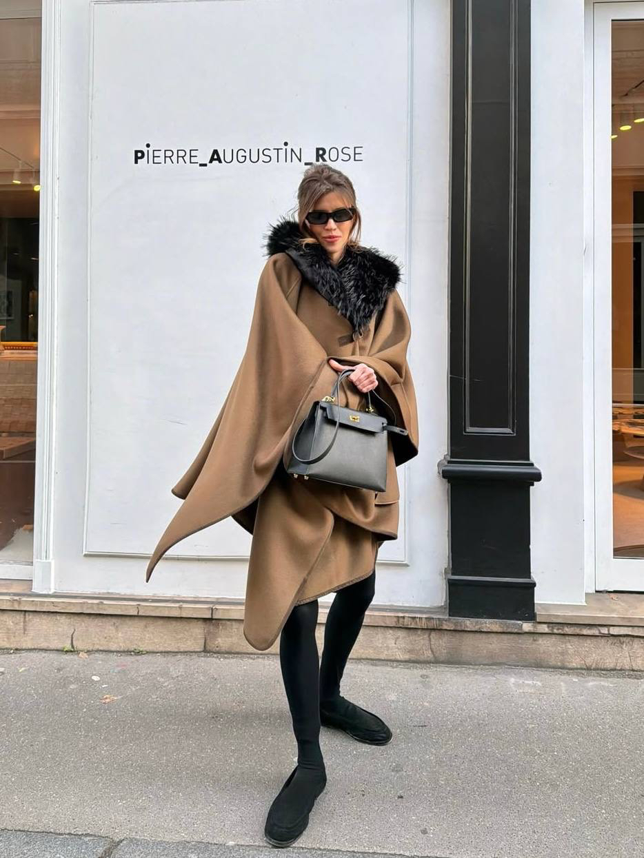 Выбор Полины Подплетенной — кейп из шерсти мериноса, альтернатива длинным тренчам и пальто. Вы можете застегнуть его на замшевые ремешки или накинуть как теплый плед поверх любимого джемпера.