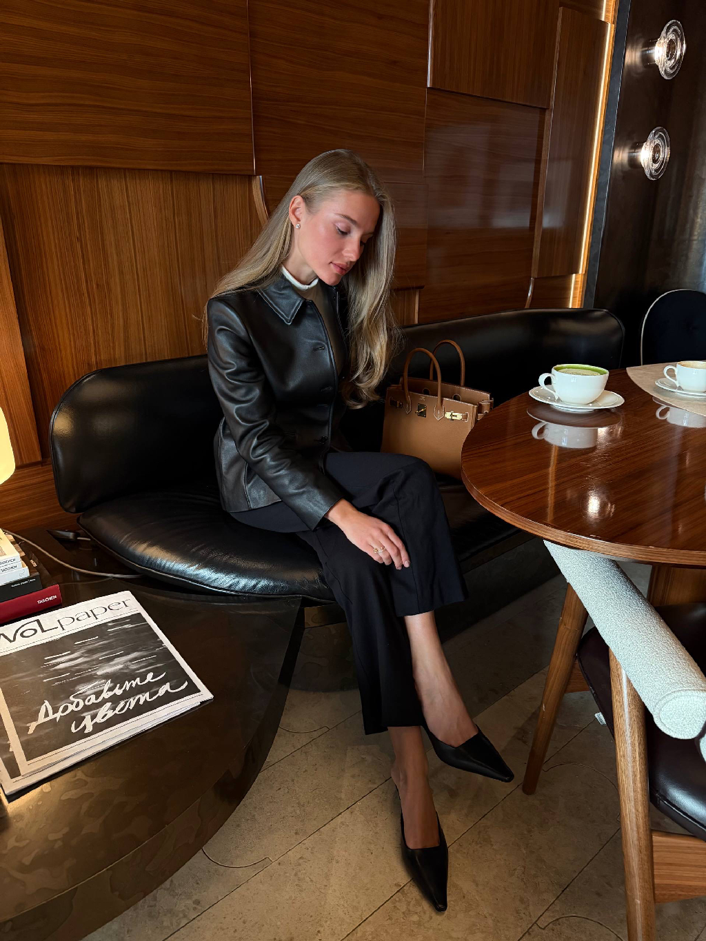 Жакет, который повторяет ваш силуэт — модель Anna 

Из гладкой кожи без выраженной фактуры, прочной и пластичной. Жакет компактный, со слегка укороченными рукавами — вам будет удобно, даже если сверху вы наденете пальто. Внутри — мягкая и приятная на ощупь подкладка, которая позволяет изделию служить дольше.