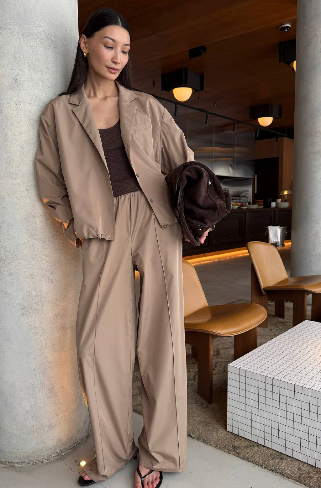 Новинка нашей коллекции — костюм Barret

Сшит из гладкого и шелковистого материала — комплект не мнется и не прилипает к телу, отталкивает легкие осадки и подойдет для непредсказуемой погоды.

Рубашка напоминает бомбер — силуэт регулируется с помощью стопперов и кулиски. Ее удобно носить нараспашку: все швы с изнанки аккуратно закрыты кантом. Брюки с имитацией стрелок визуально увеличивают рост, а с помощью потайных молний можно сделать разрезы почти до колена.

Все изделия ждут вас на сайте, в приложении и магазинах 12 STOREEZ