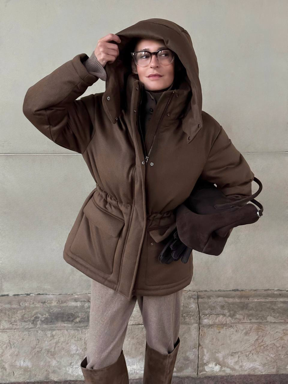 Теплый как объятия — пуховик Tarusa из шерсти ангоры и мериноса

У ангорского кролика очень густая и длинная шерсть — немного ворсистая и согревающая, держит тепло до -15 градусов. Длина пуховика почти до колена, капюшон на кнопках и вязаные манжеты из шерсти мериноса защищают от ветра, а кулиска на поясе регулирует силуэт

Выбирайте свое изделие на зимний сезон на сайте, в приложении и магазинах 12 STOREEZ