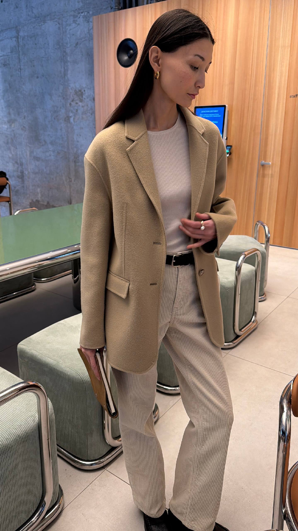 С чем носить пальто-пиджак Sienna?

Модель можно сочетать с тонким джемпером, брюками из вельвета и лоферами из кожи. Изделие легкое и свободное, создано на основе нашего жакета-бестселлера из мягкой шерсти австралийского мериноса и кашемира из Внутренней Монголии. Пальто можно надеть на прогулку в прохладную погоду или в офис вместо теплого кардигана.