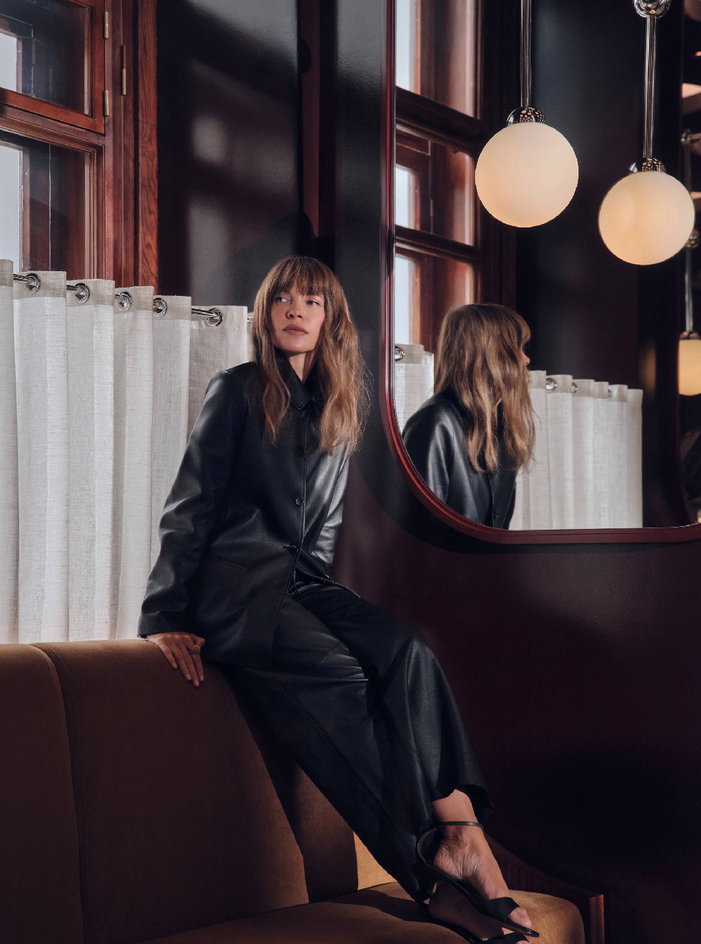 Отражение весны — новая капсула GI 

В ней — любимые модели креативного директора 12 STOREEZ Ирины Голомаздиной: платья и юбки из пластичной кожи, мягко повторяющей линии тела, фактурный текстиль c деликатным блеском.

Эти изделия из особо ценных материалов мы создали в ограниченном количестве. Они про гардероб вне времени — продуманный, цельный, тот, к которому возвращаешься годами.
