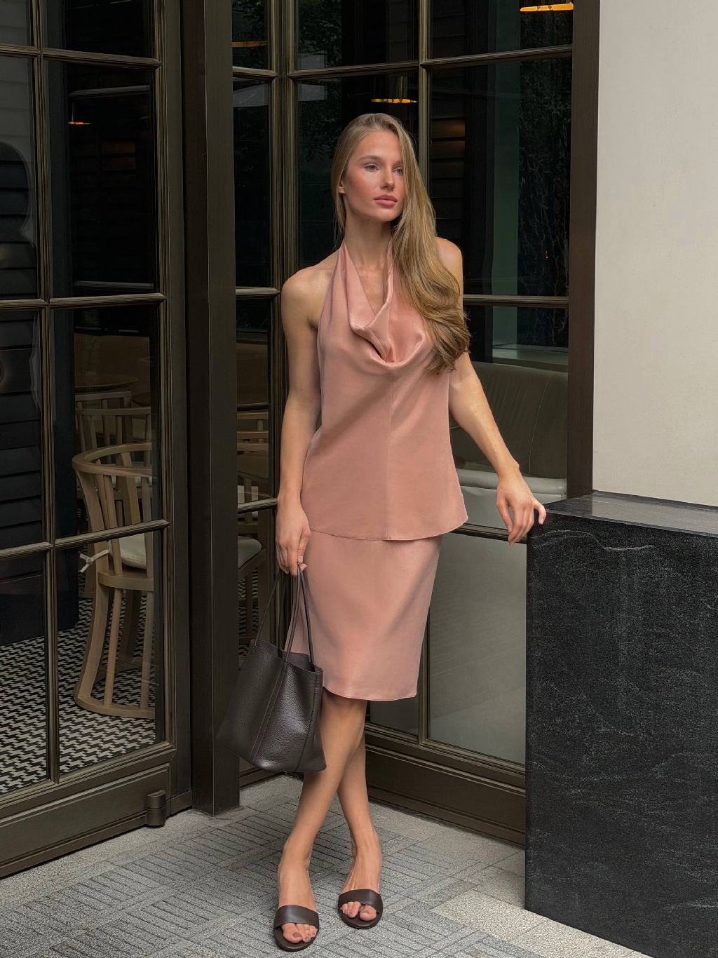 Что выбрать для особенного вечера? Топ и юбку Ether из шелка Mulberry

С помощью особой обработки ткань сделали мягче обычного шелка, она матовая и не скользит по коже. Топ подчеркивает фигуру за счет кроя и глубокого выреза на спине, а юбка создает женственный и хрупкий силуэт благодаря форме, напоминающей закрытый бутон.

Примерить изделия в комплекте и по отдельности можно в магазинах 12 STOREEZ
