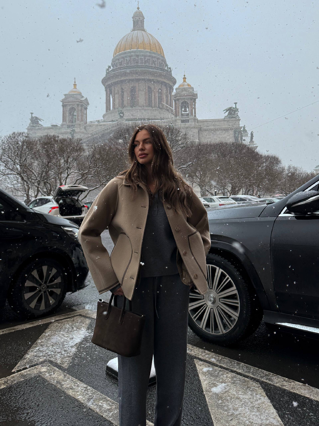 2 в 1 — пальто Duo с жилетом

Мы сшили его из тонкой шерсти австралийского мериноса по технологии double face: у изделия нет подкладки, а швы спрятаны между двух слоев ткани. Материал совсем не колется и лучше удерживает тепло. Жилет с тонким слоем биопуха можно носить отдельно — как согревающий слой под другие пальто или тренчи.