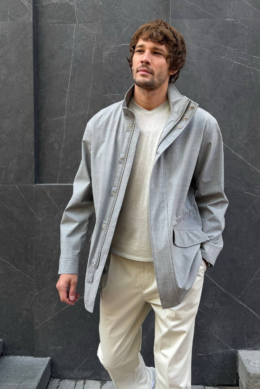 Новинка коллекции 12 STOREEZ MEN — ветровка Marble

Для этой модели мы выбрали технологичный материал из шерсти мериноса — легкий, мягкий и практичный. Чтобы ткань держала форму и отталкивала влагу, на нее нанесли специальное покрытие, которое не пропадет после химчистки. 

Внутри — согревающая подкладка из хлопкового трикотажа, а в рукавах гладкий нейлон, чтобы куртку было удобно надевать поверх свитера или пиджака.