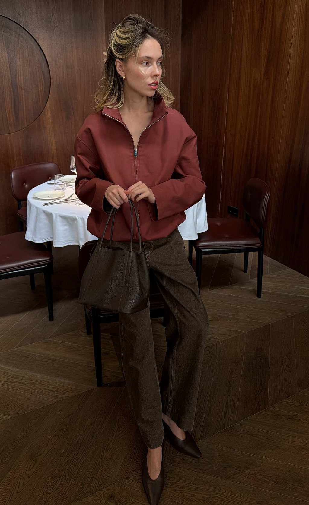 С чем носить наш бестселлер — куртку Gigi?

В этом сезоне мы выбрали для этой модели плотный хлопок с покрытием WR — материал отталкивает случайные капли и защищает от ветра. Бомбер можно сочетать с топом Naomi, коричневыми джинсами Straight 334 и туфлями Rosati. Нижний край изделия регулируется с помощью кулиски, чтобы менять силуэт в течение дня.

Все идеи для вашего весеннего гардероба — на сайте и в приложении 12 STOREEZ