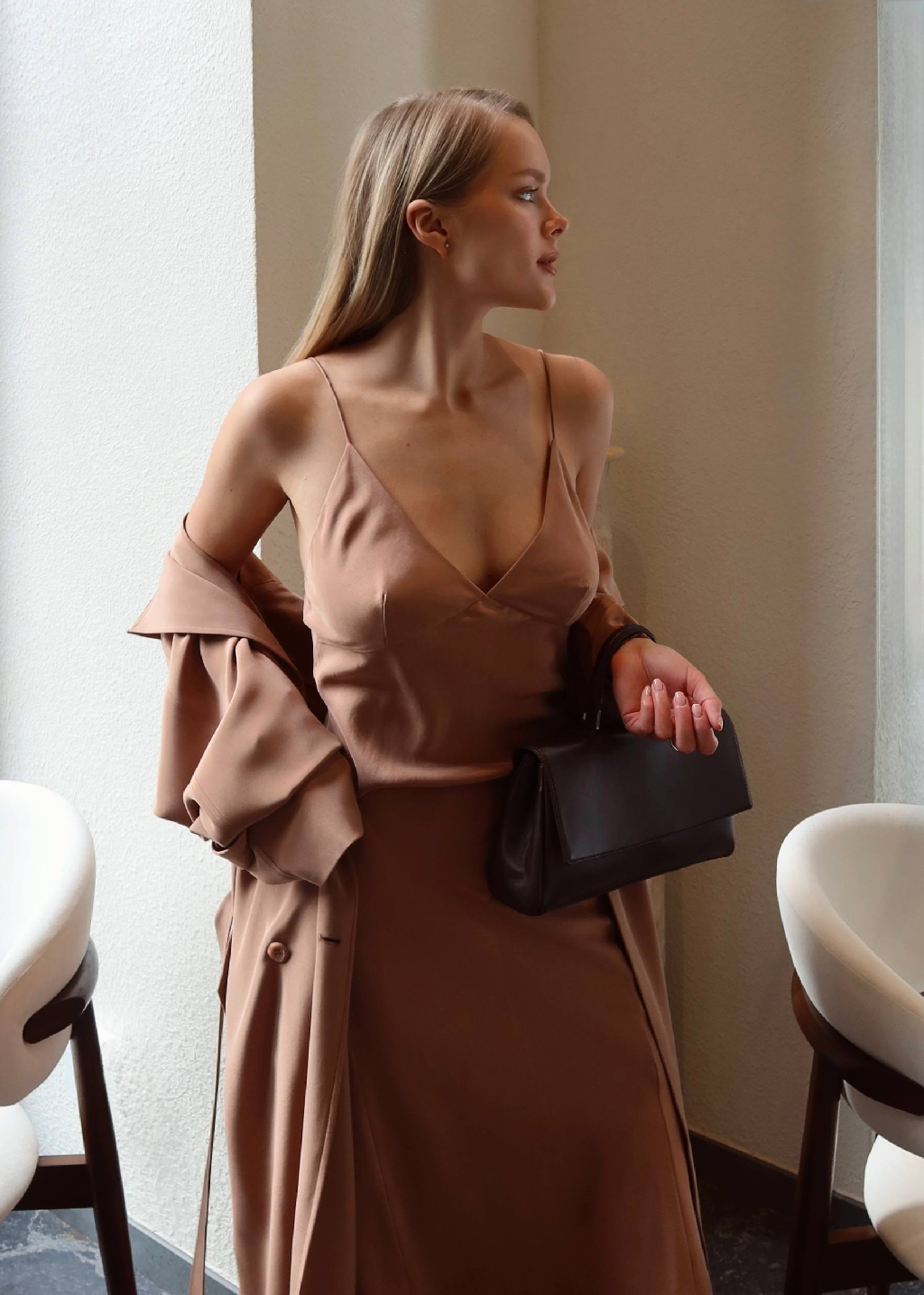 Что заменит вашу любимую комбинацию этим летом? Платье Gallery из шелка Mulberry

Ткань для этой модели прошла особую обработку в специальных барабанах с мелкими абразивными частицами. Она стала мягче обычного шелка, не блестит и не скользит по коже. Чашки мы сделали двухслойными — они не прилегают и не просвечивают, а за счет кроя и глубокого выреза на спине платье подчеркивает фигуру.

Есть в двух оттенках: серо-голубом и карамельном. Выбрать свой цвет можно на сайте и в приложении 12 STOREEZ

