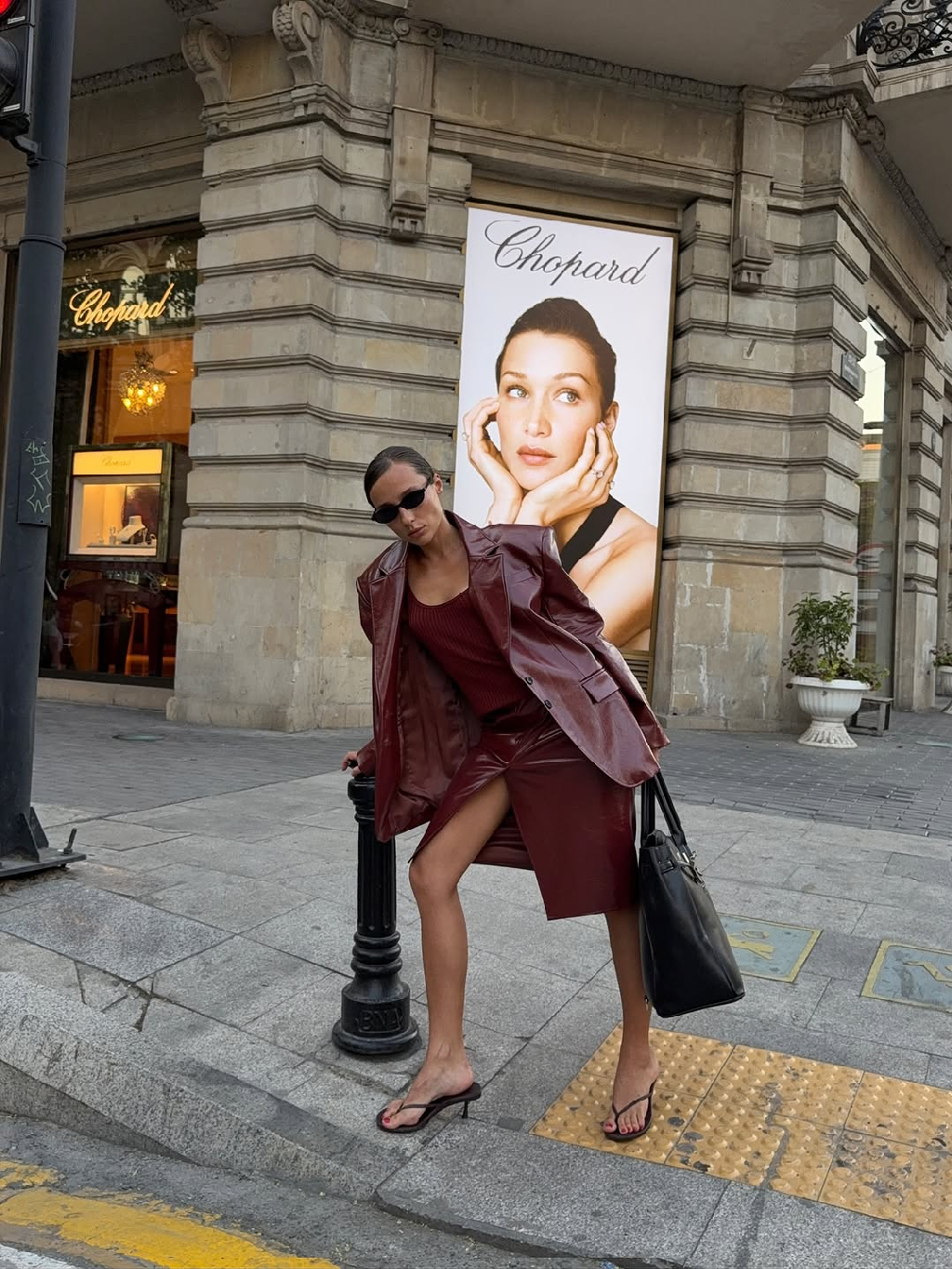 Образ, который говорит вместо слов
- жакет и юбка из лакированной кожи в оттенке красной глины.

Вдохновляемся кадрами @mityaaagina на улицах Баку.