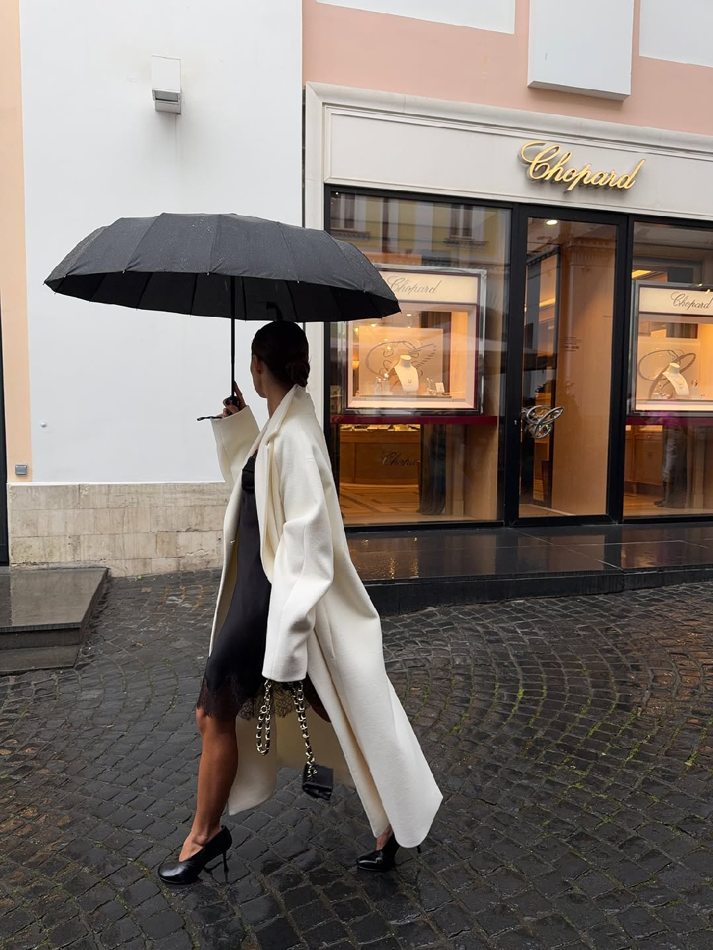 Будто сошедшая со сцены театра @mityaaagina в образе, который объединяет женственность и комфорт. Под белым пальто — главным акцентом осеннего города — струится чувственное платье-комбинация из натурального шелка

Платье скоро в продаже на сайте и в магазинах.