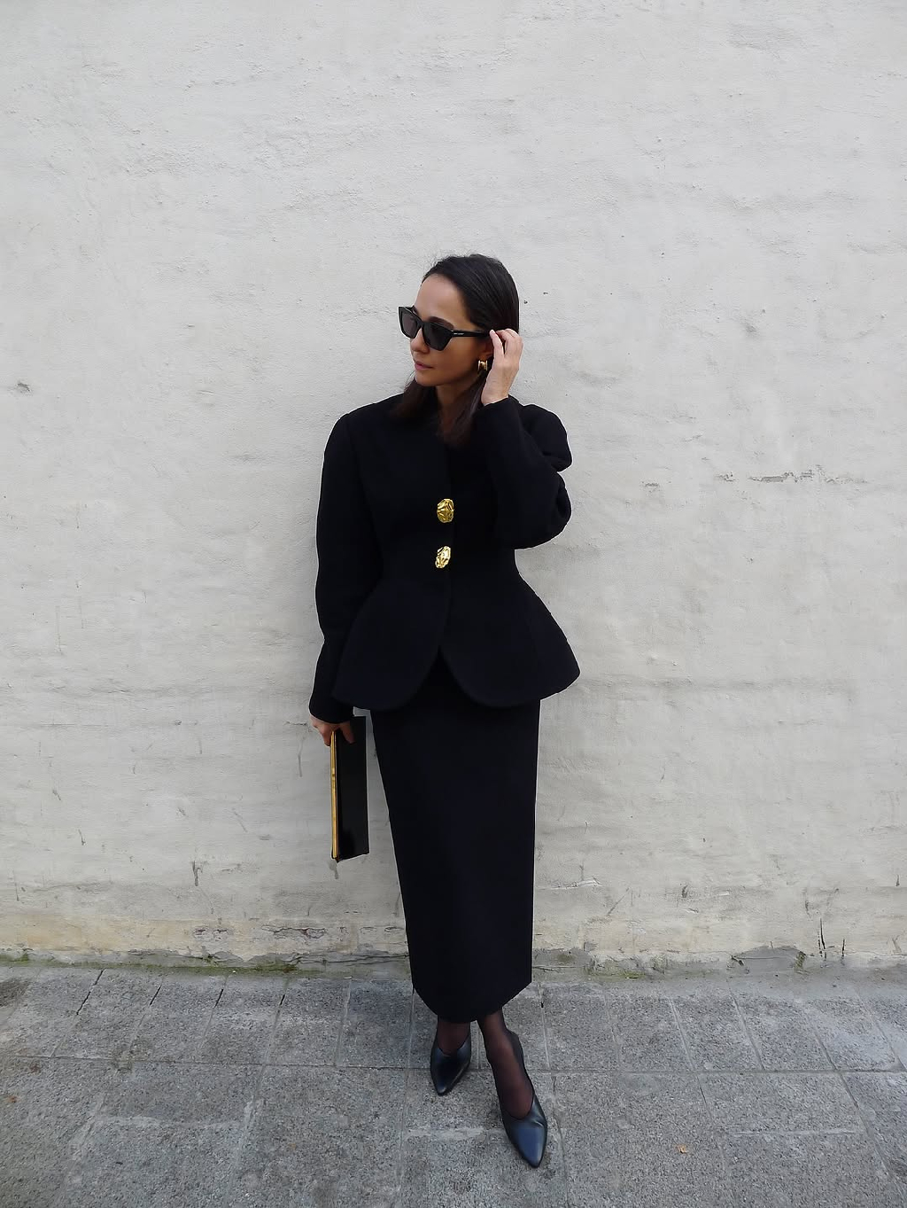 Сдержанность и сила женственности, скрытая в плавных линиях. Комплект со скульптурным жакетом, как на @marinateren, становится главным символом «Живаго» — новой глубокой истории 1811 🤍