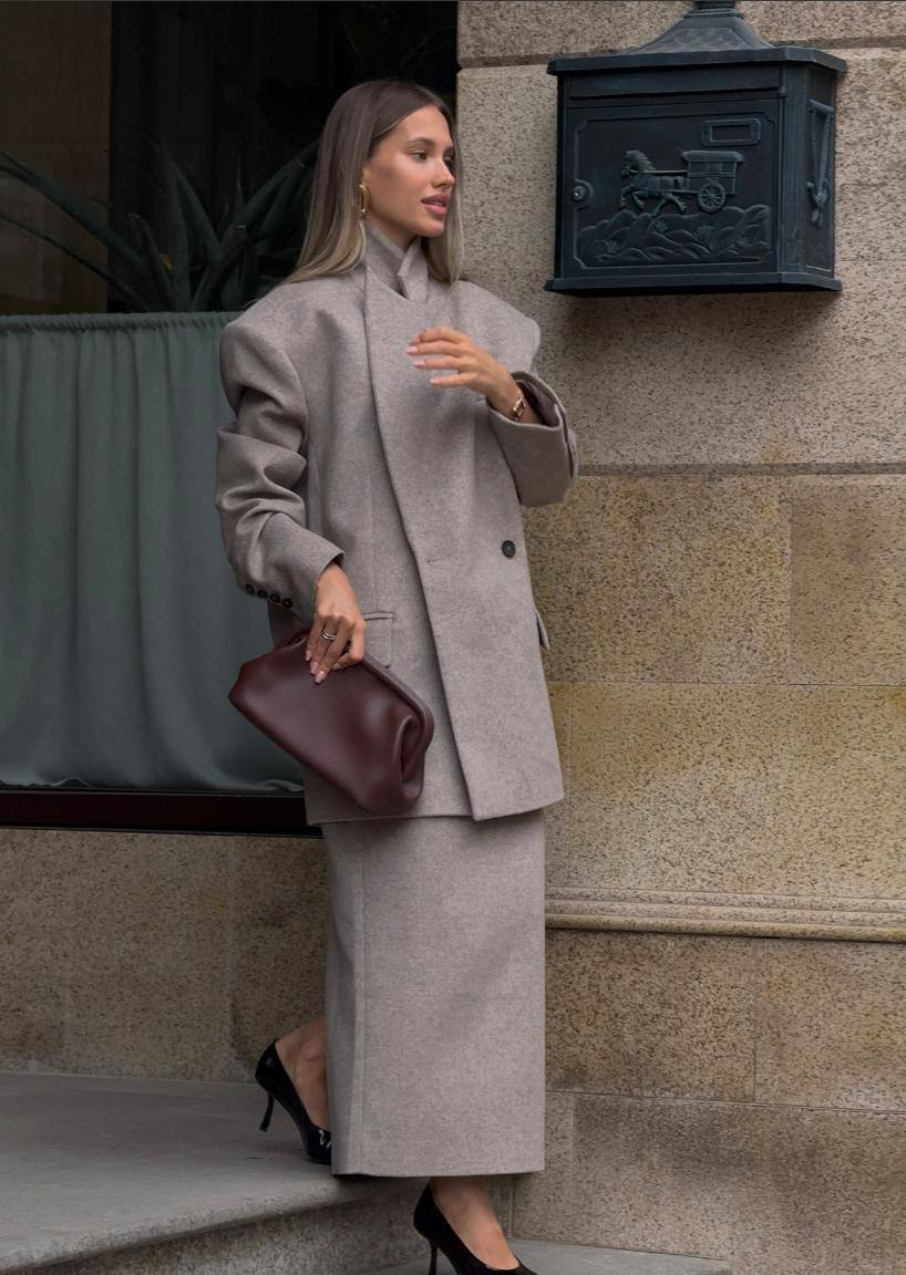 1811 & YOU 

Коллекция «Живаго» — как роман, в котором раскрываются новые грани женственности. От лакированных комплектов до жакетов силуэта песочных часов — каждый образ звучит по-особенному.

Вдохновляемся аутентичными сочетаниями от подруг 1811 🤍