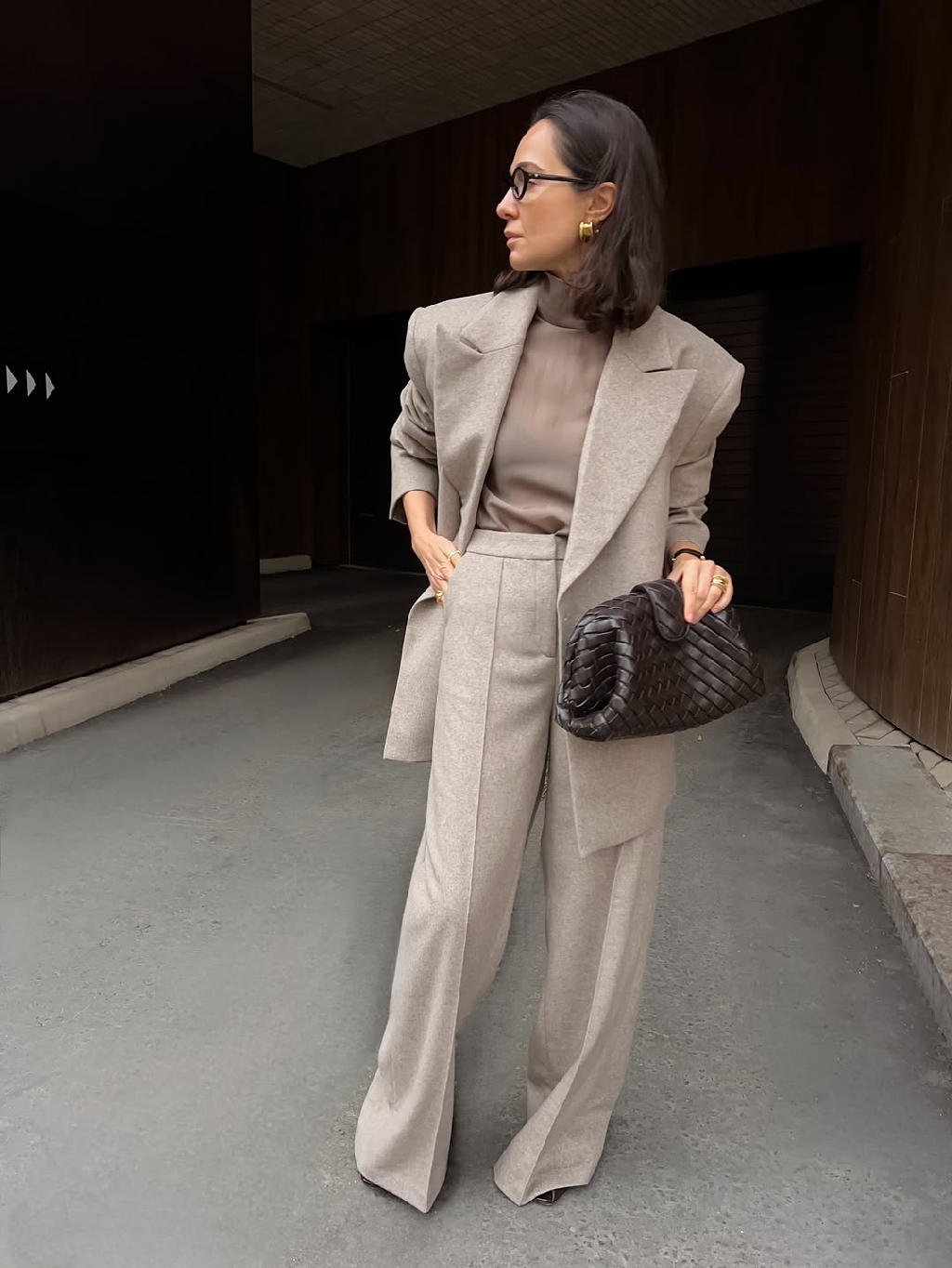 Настраиваемся на смену сезонов вместе с @marinateren. Делаем монохромный дуэт из жакета и брюк частью мгновений наступающей осени.

Изделия представлены на сайте и в магазинах в двух цветах: зеленом и серо-бежевом.