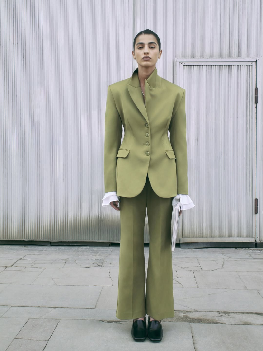 Симфония строгости линий и изящества придворной эстетики. Образ, в котором история обретает новое прочтение — вне времени.