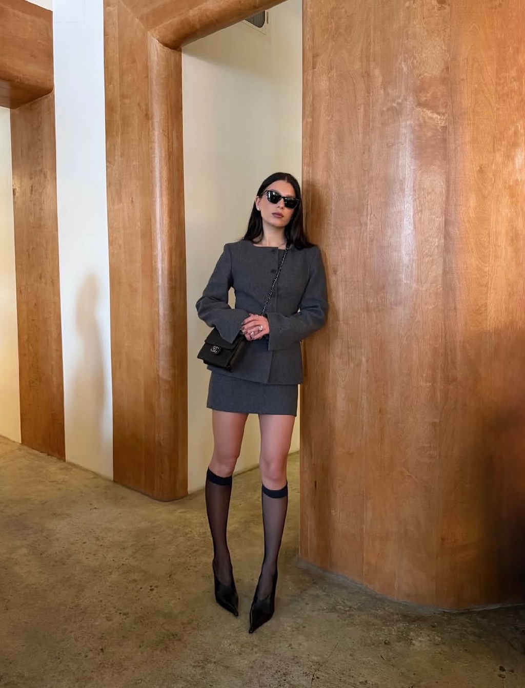 Соприкосновение фактур и оттенков, почитаемых в императорской России. @mariecher в утонченных изделиях, вдохновленных эпохой придворных балов 🤍

1811stores.com