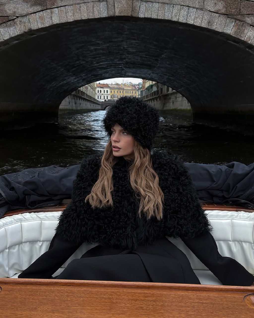 Долгожданные новинки коллекции «Живаго» — изделия из натурального овечьего меха, стилизованные @roerich.alena со скульптурным жакетом и юбкой. Вдохновляемся кадрами, оживляющими образ Тони Громеко на фоне пейзажей Петербурга 🤍

Накидка и шапка скоро в продаже на 1811stores.com