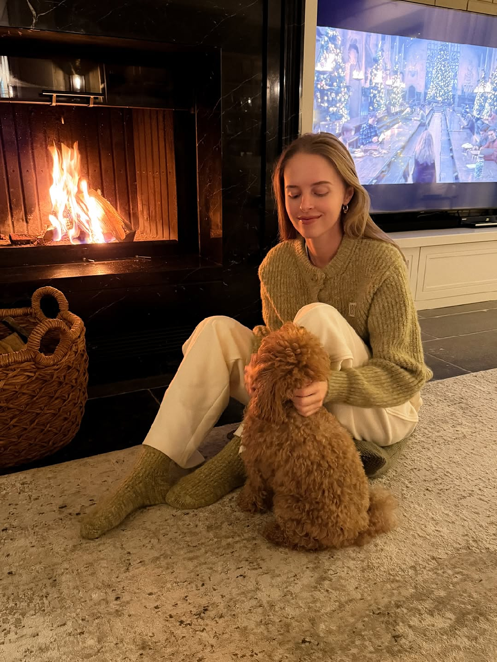 Так контент-креатор 1811 Карина проводит Рождество. Этот день ассоциируется с домашним уютом, который хочется разделить близкими ❤️

Кардиган из меланжевого трикотажа, будто связанный вручную