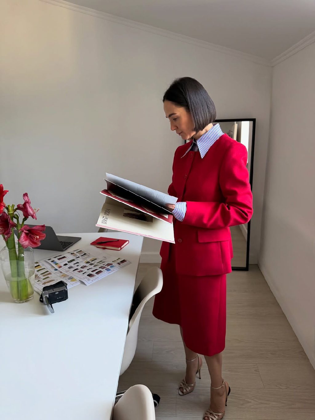 Будни @marinateren в объятиях цвета. Императорский красный — оттенок, который стал нашей главной ассоциацией с образом Елизаветы Петровны ❤️

1811stores.com