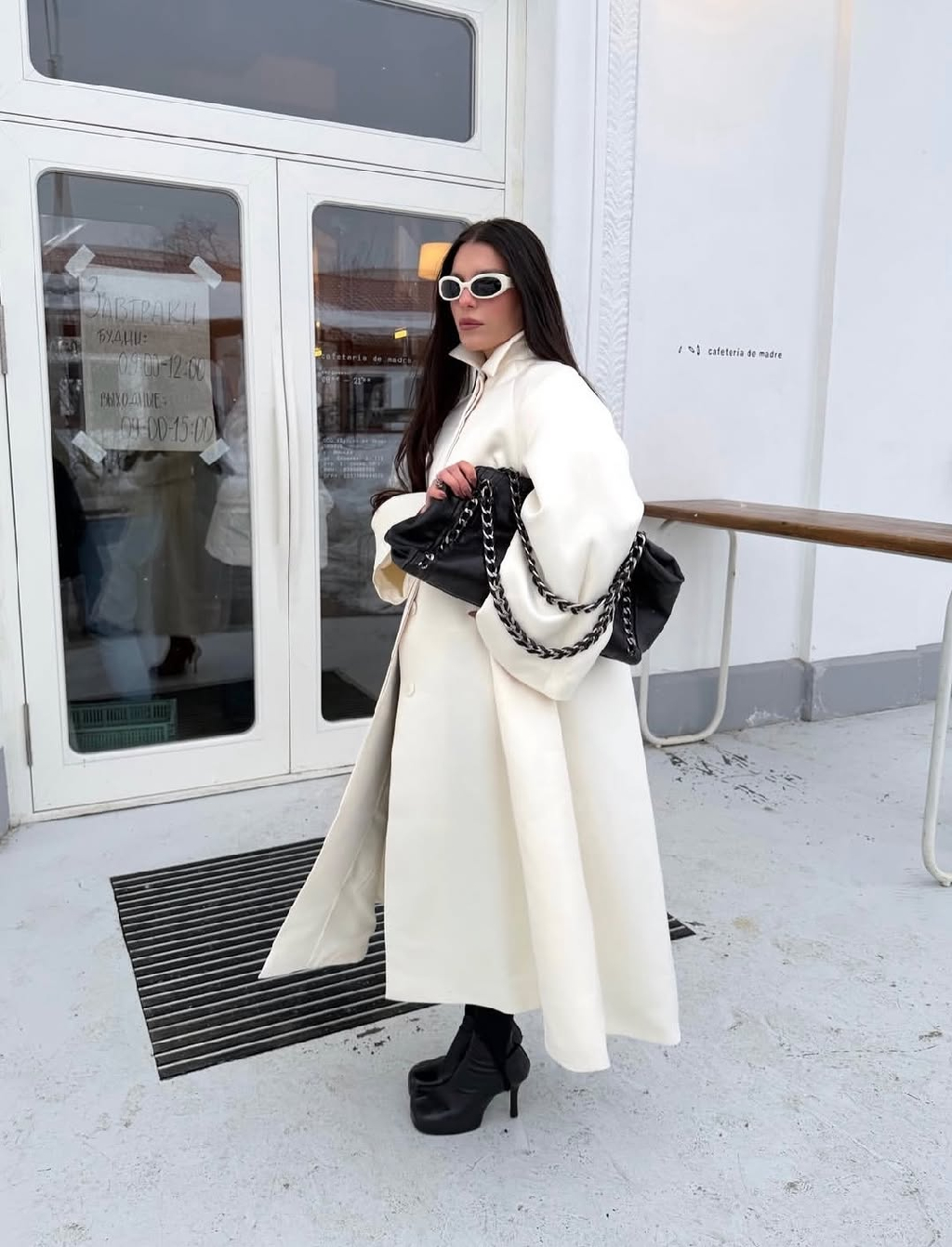 Соприкосновение фактур и оттенков, почитаемых в императорской России. @mariecher в утонченных изделиях, вдохновленных эпохой придворных балов 🤍

1811stores.com