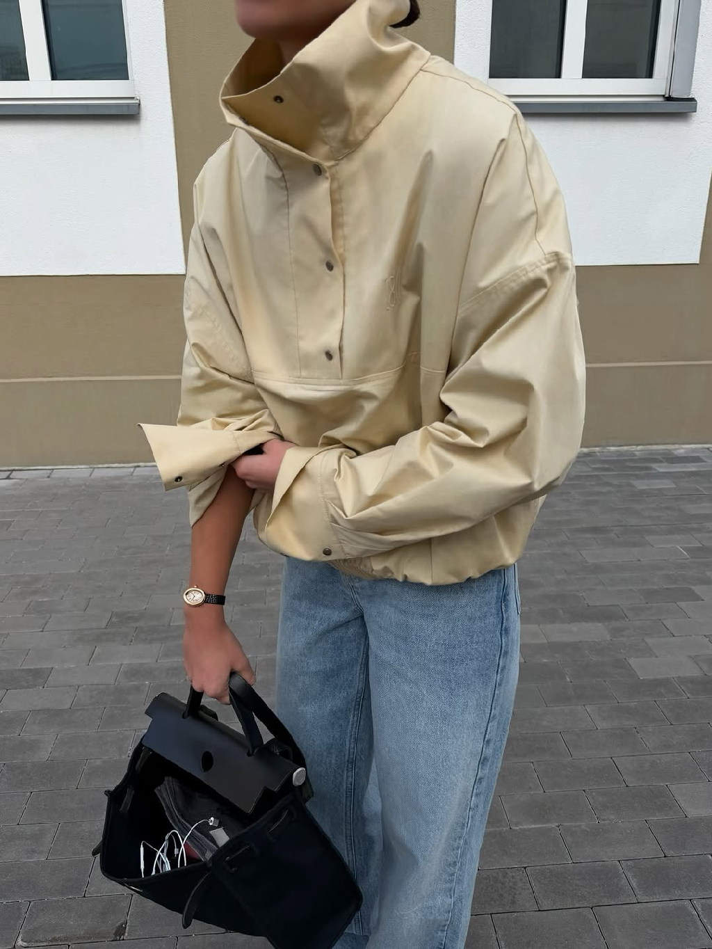 Тепло апрельского солнца в образе от стилиста 1811 Даши. Хлопковый анорак воздушного кроя добавляет мягкость силуэту и задает размеренный ритм повседневности 🤍