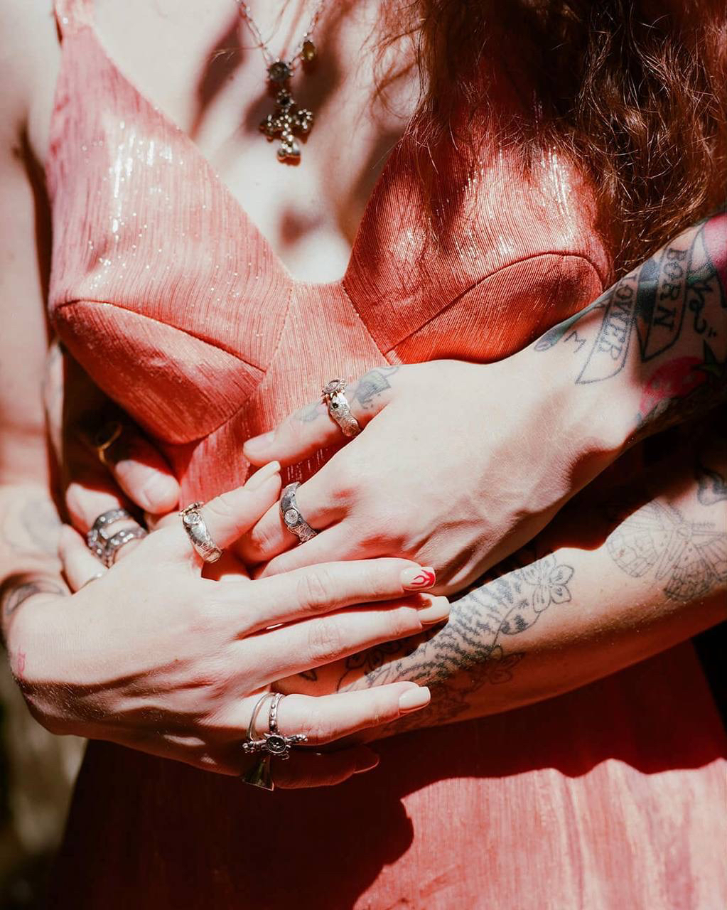 5 выставок, погружающих в миры прошлого. Делимся местами, которые стоит посетить в апреле и мае 🤍

Индия. Ткань времени, Царицыно
Масштабная выставка, в которой текстильные экспонаты частных коллекций и домов моды раскрывают влияние индийских тканей на мировую культуру.

Орбиты хрупких тел, Heritage
Хрупкость становится метафорой движения бесконечности. В экспозиции выставки — советские эксперименты и современные практики.

Дзига Вертов. Киноглаз, Зотов Центр
Иммерсивная выставка-фильм о пионере документального кино. Пространство, где зритель становится участником и по-новому смотрит на реальность.

Русалки будущего, Тираж, до 15 апреля
Диалог о теле, красоте и образе женщины в искусстве. Живопись и скульптура преломляют реальность через тонкие ассоциации и чувства.

I saw you last night, ēdomo × SERẼNE
Ностальгичная выставка о моментах беззаботности. Работы, в которых прошлое и настоящее встречаются в ускользающем мгновении.