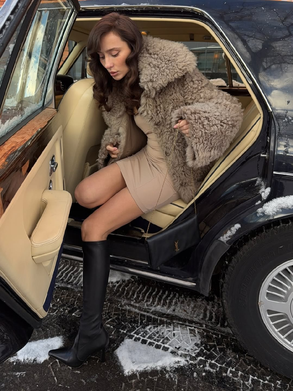 @mityaaagina в шубе из натуральной овчины и платье-комбинации. Нейтральные оттенки и лаконичные силуэты объединяются в композицию, притягивающую взгляды.