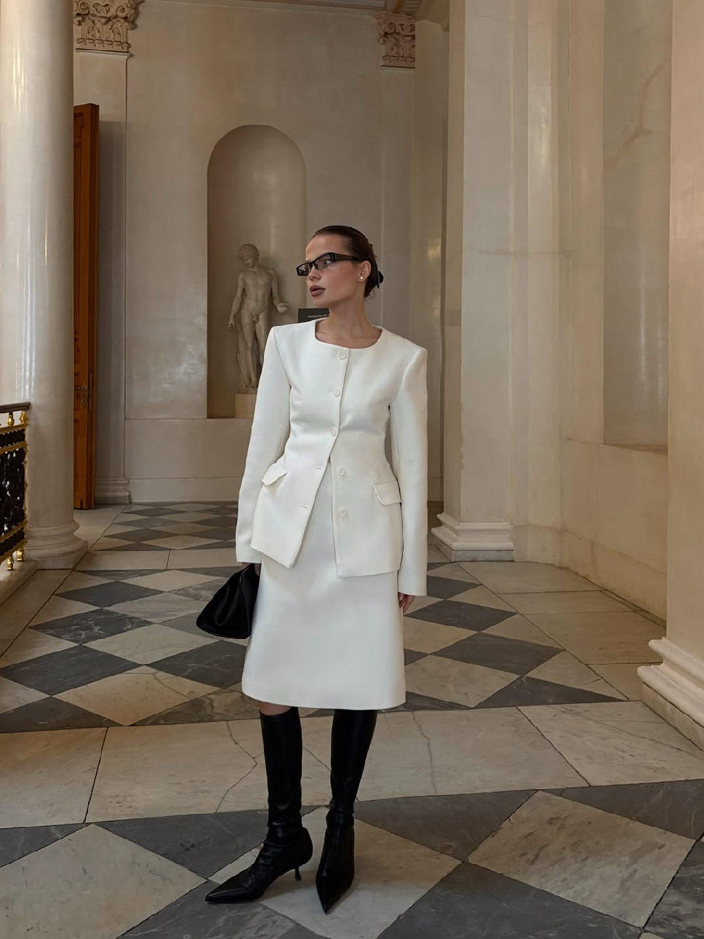 Воплощение образа женщины, окутанной светом свечей в парадном зале 18 века.
Представляем музу 1811 — Алену Рерих @roerich.alena , завораживающую своей красотой и видением мира.

Каждая грань самовыражения Алены стала для нас источником вдохновения. Бесконечная искренность во взаимодействии с людьми, природная утонченность и чистый магнетизм - качества, неподвластные времени.
Благодаря ним любой образ Алены превращается в произведение искусства.

В новом сезоне мы продолжим знакомить вас с музами 1811 и рассказывать о мире, где все дышит женственностью