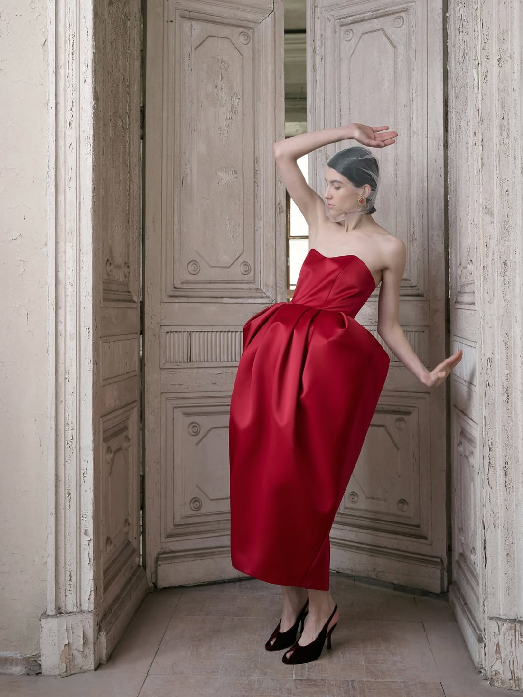 Пышность панье и императорский красный оттенок — как воспоминание о кадриле на придворных балах и изящности, пронизывающей каждую деталь образа.

Платье-тюльпан доступно по предзаказу на 1811stores.com