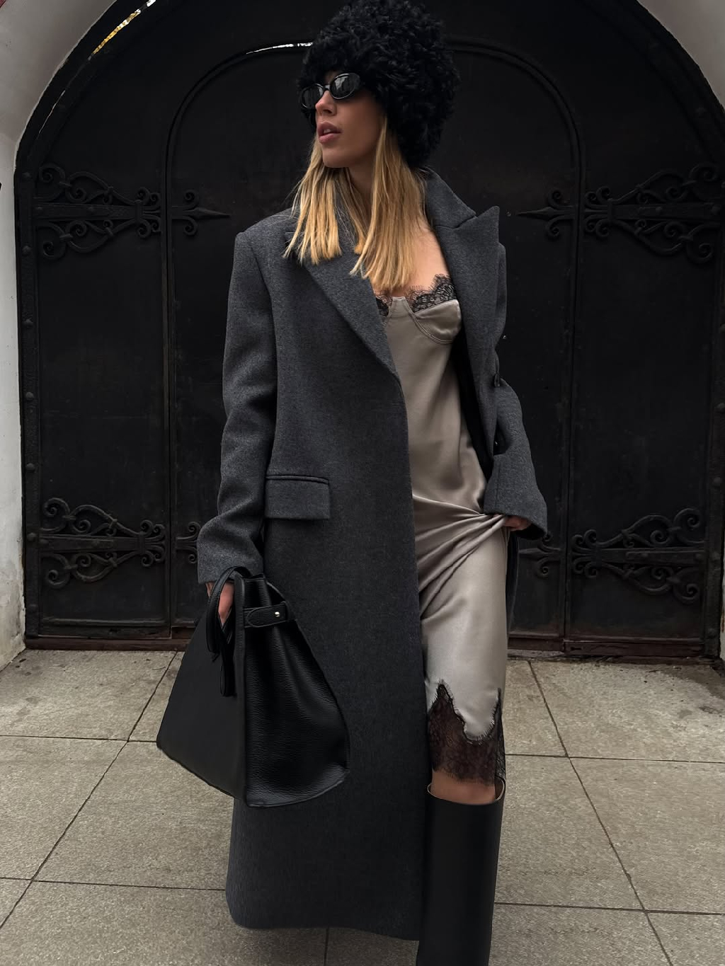 Строгость пальто и утонченность платья-комбинации рождают особую синергию. В образе с шапкой из натурального меха чувствуется эстетика, которая вдохновляла писателей прошлого на произведения со смыслом 🤍

Благодарим @i_larysko за кинематографичные кадры в новинках коллекции «Живаго».

1811stores.com