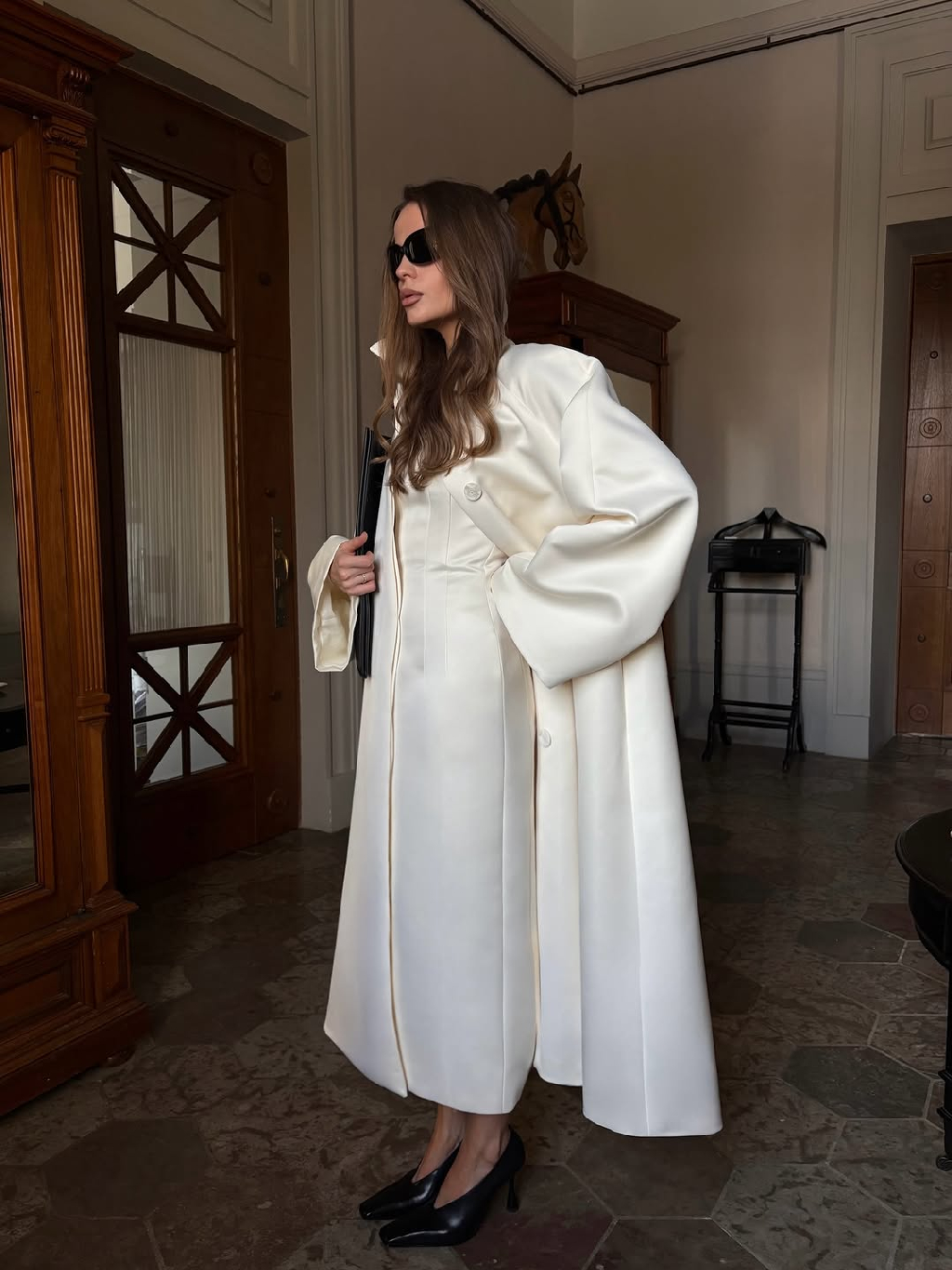 Образ вечной женственности, облаченной в полотна мерцающего сатина.
Вдохновляемся @alena.roerich в антураже винтажных интерьеров 🤍