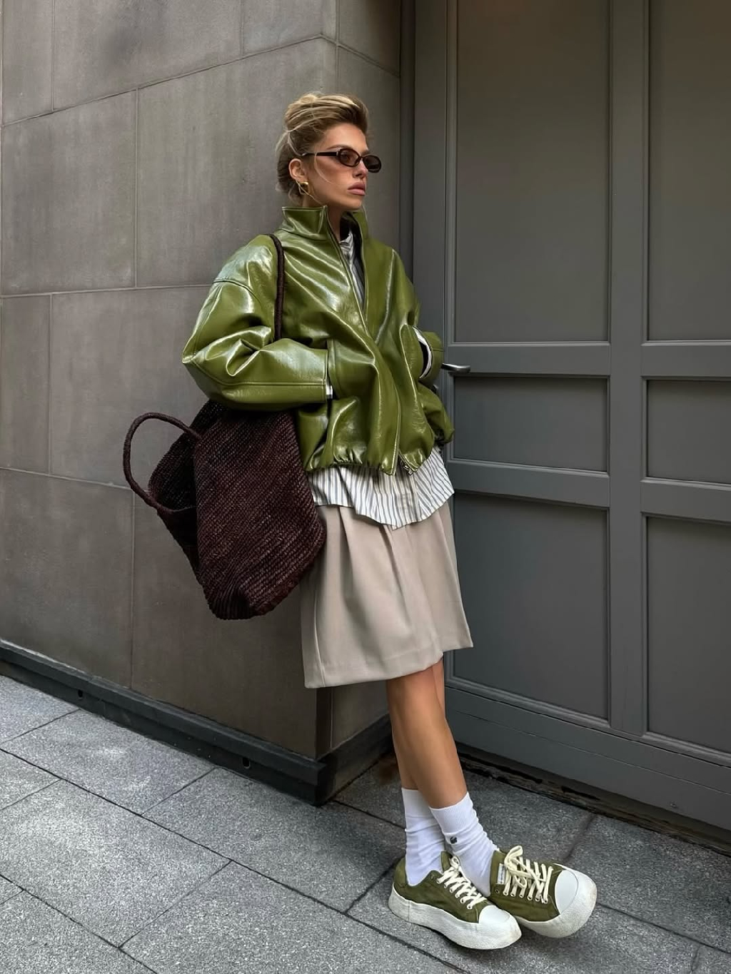 Оливковый — как лейтмотив нового сезона. Представляем изделие, ставшее бестселлером 1811 — лакированный бомбер, окутанный лучами весеннего солнца.

Вдохновляемся образом @wwwwvvvvvv с новинками капсулы Travel.

1811stores.com