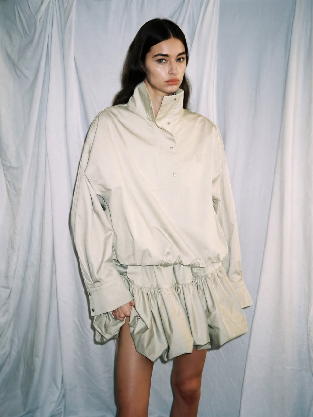 Безмятежность прошлого глазами 1811. Анорак, брюки и юбка из натурального хлопка - наше прочтение легкой атмосферы придворных будней

1811stores.com