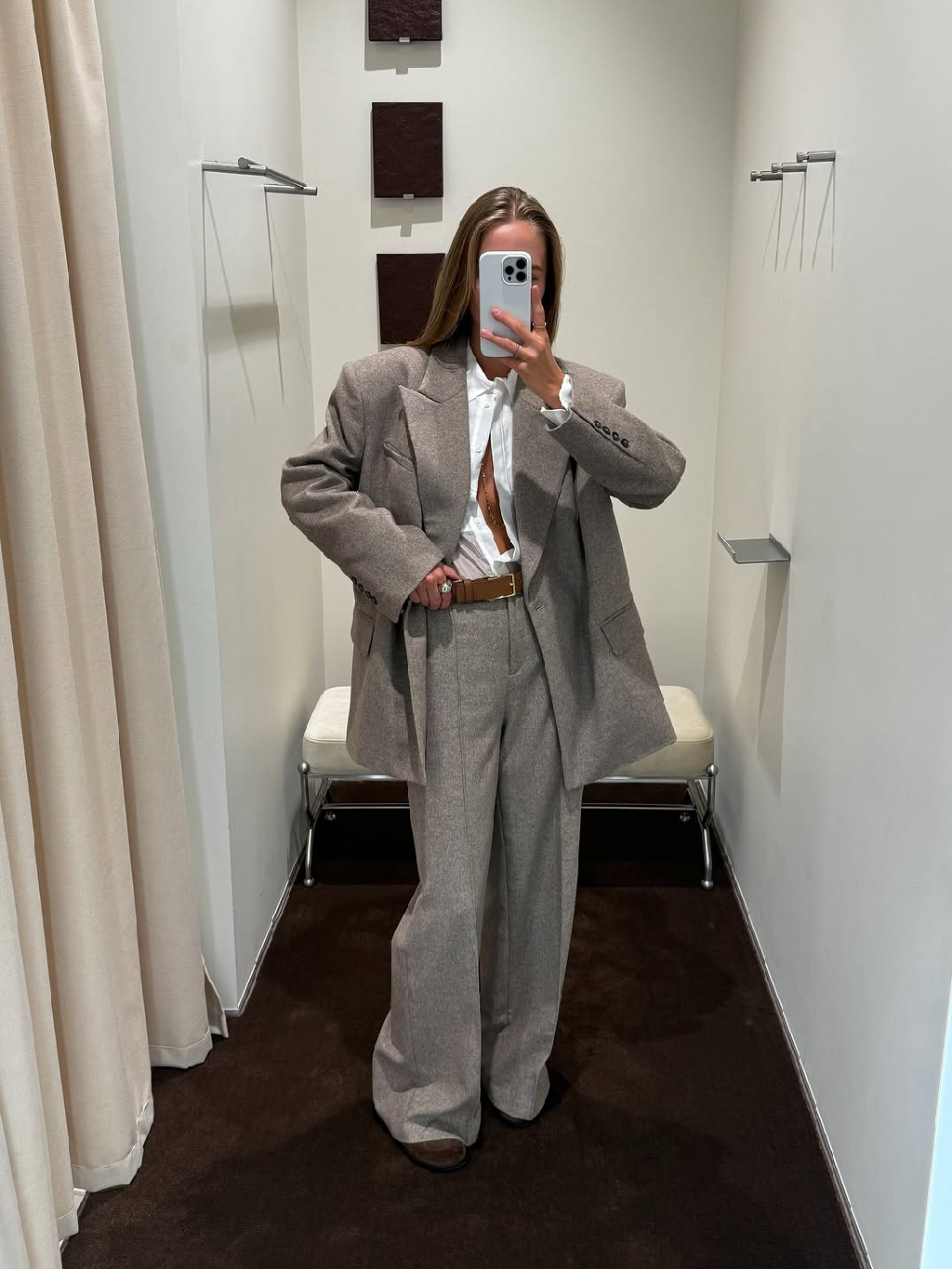 Сочетание практичности и поэтичности — в каждом образе от контент-креатора 1811
Карины. Палитра коллекции «Живаго» рождается из света витражей и мягкого оттенка винтажной бумаги — цветов, пронизанных духом эпохи перемен.

Все изделия представлены на 1811stores.com