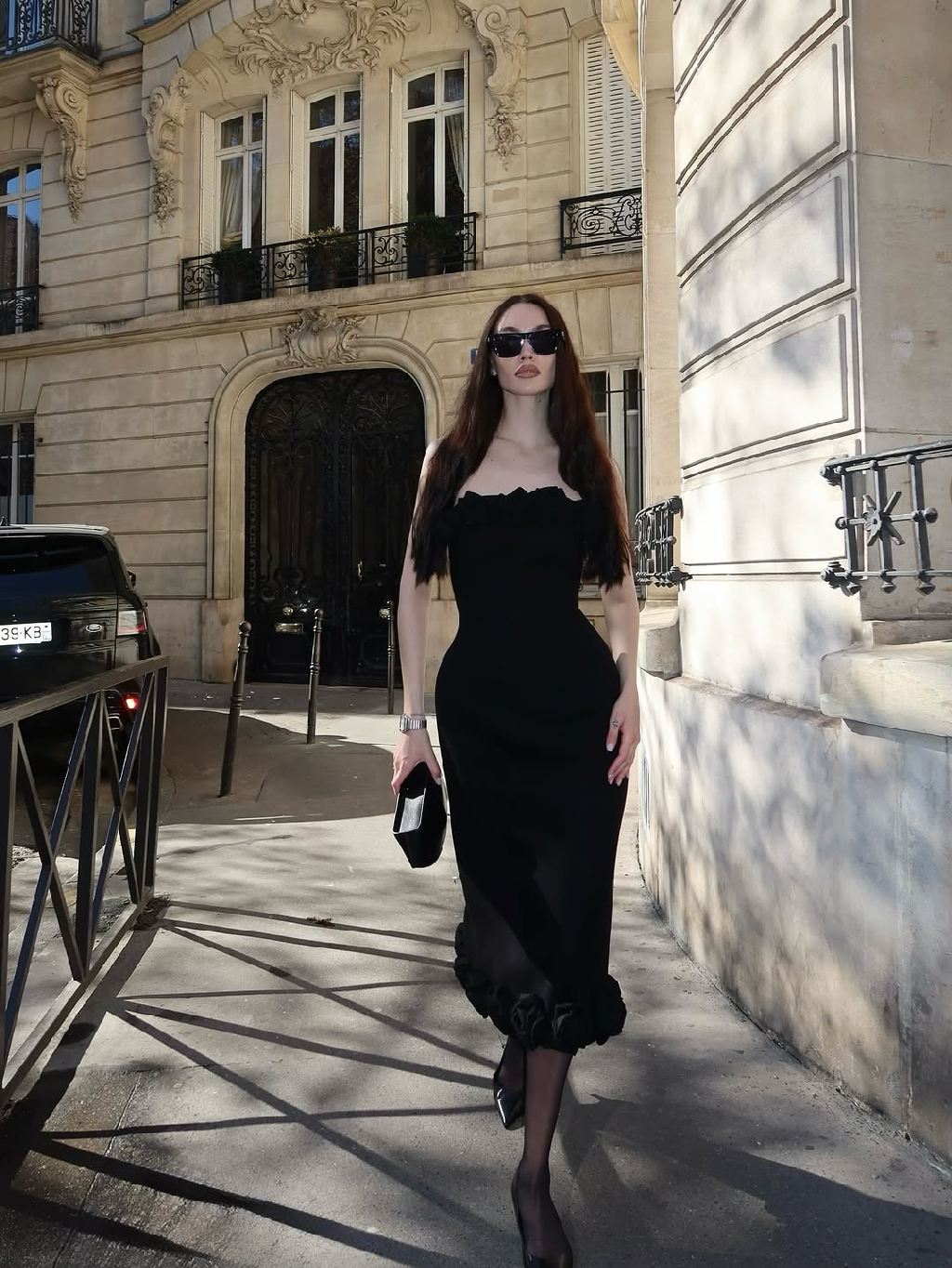 @yanamotina в объятиях города любви 🤍

Изделие, каждая деталь которого пронизана атмосферой осеннего Парижа — платье-бандо из пальтовой ткани, обрамленное розами ручной работы

Новинка доступна к заказу на сайте и во всех магазинах