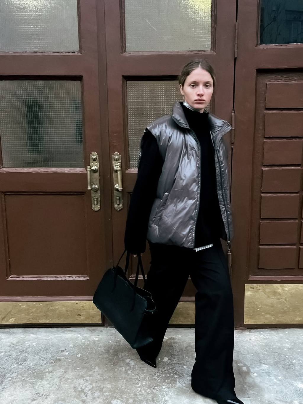 Базовые модели коллекции «Живаго» звучат по-особенному среди архитектуры улиц: в них - плавность движения и обволакивающее тепло фактур.

Образы на каждый день ищите во всех магазинах и на 1811stores.com 🤍