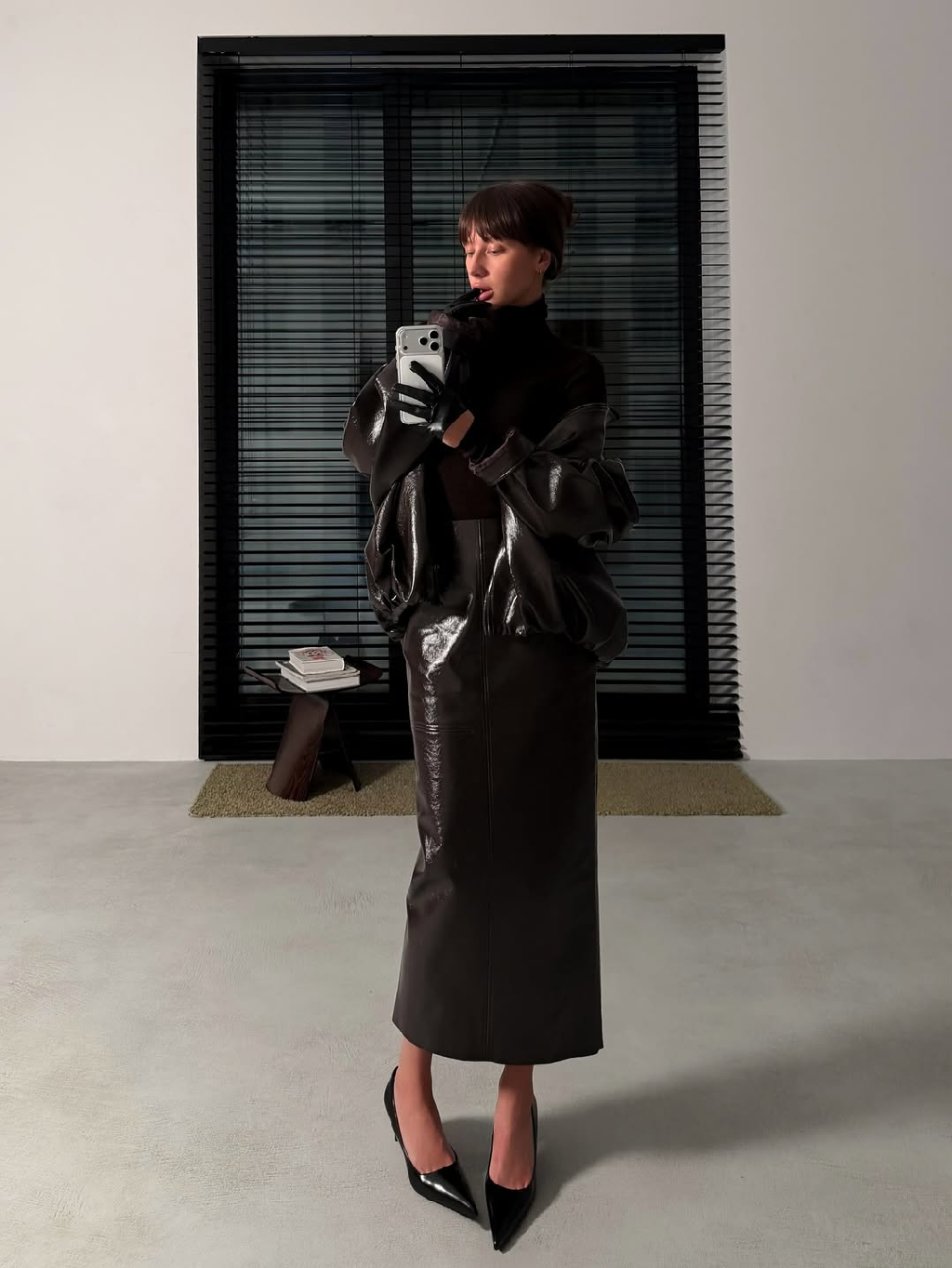 Цвет темного янтаря, украшавшего стены императорских дворцов. Переосмыслили оттенок бестселлеров из лакированной кожи, добавив изделиям больше образности 🤍

Эти и другие новинки из коллекции SS26 ищите на
1811stores.com