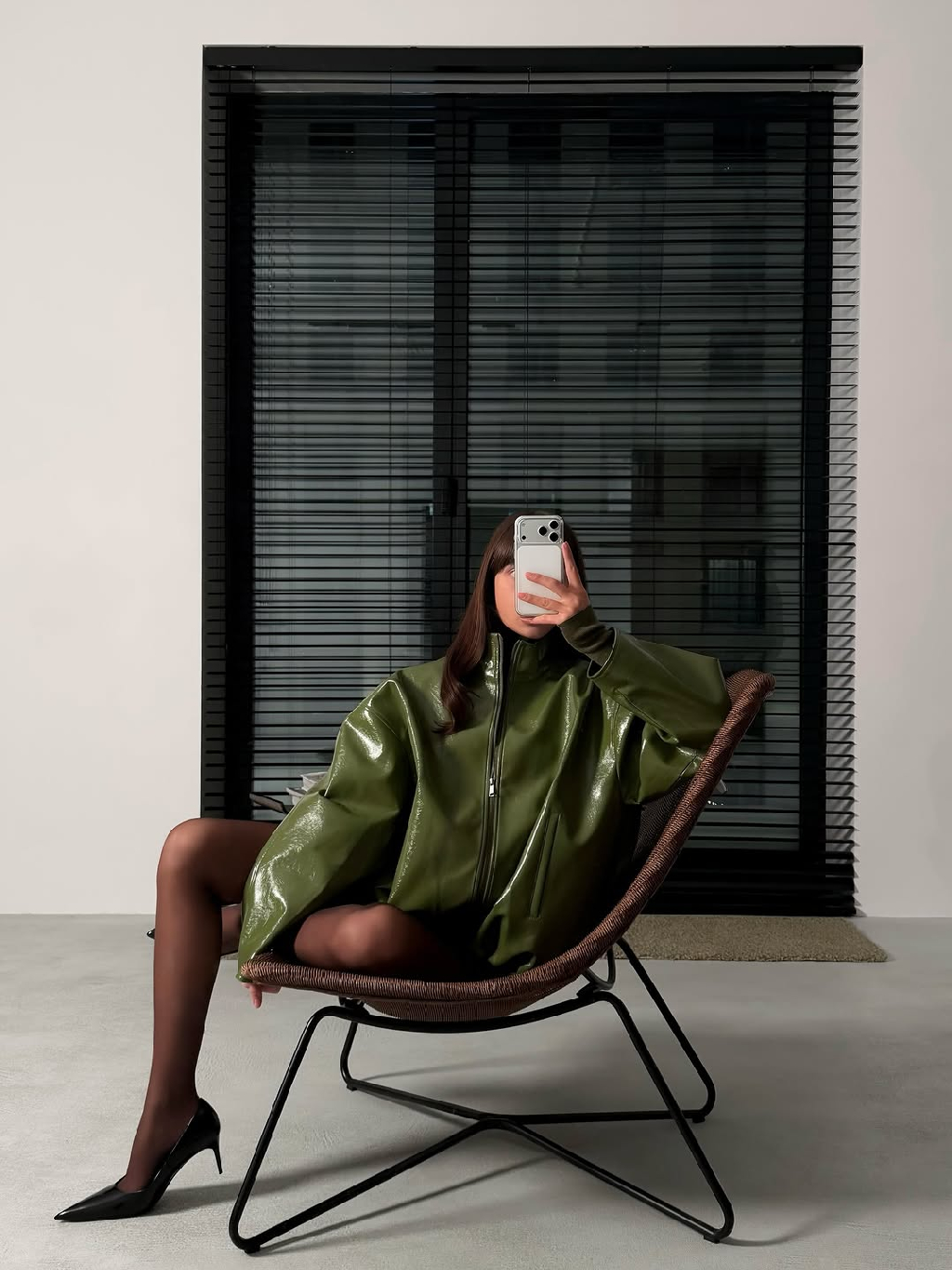 Представляем новую интерпретацию образов, основанных на цвете и контрасте фактур. Водолазка и свитер из мягкого трикотажа — изделия, которые существуют вне времени и сезонов 💚

Модели в оливковом цвете снова в продаже на сайте и в магазинах.