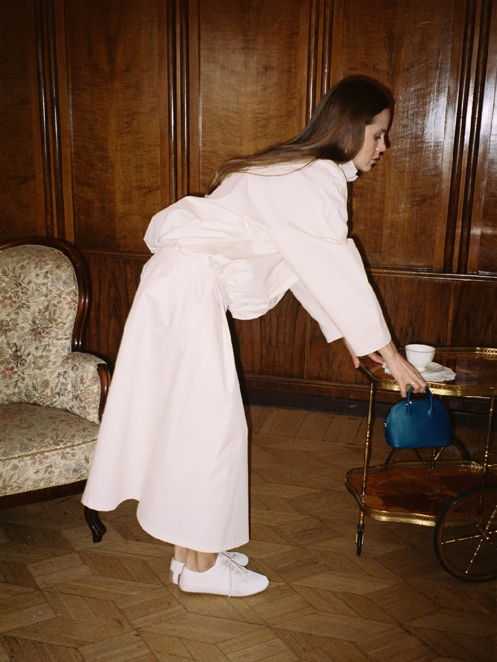 Атмосфера путешествий, уносящая в теплые дни. Вдохновляемся стилизациями @klyukina_d c новинками капсулы Travel, сотканной из света и прибрежных ветров 🤍