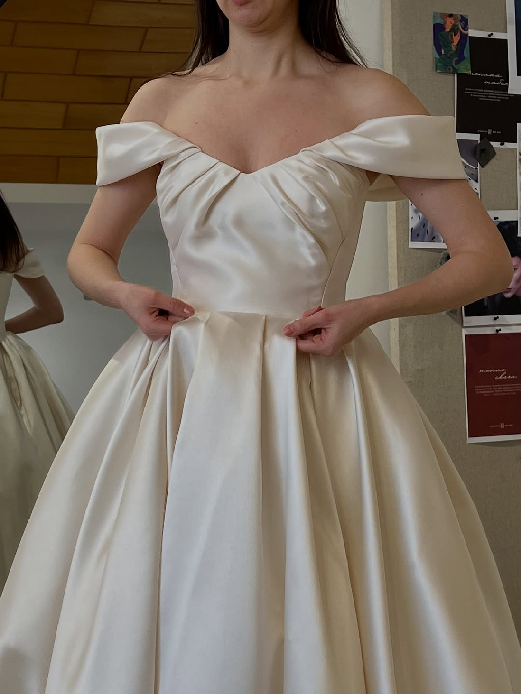 Месяцы разработки и десятки примерок — особое внимание в капсуле «Лизетт» мы уделили моделям, отсылающим к балам в императорских резиденциях.

Изделия, вдохновленные эстетикой прошлого, скоро в продаже на сайте и в магазинах. Следите за обновлениями в наших соцсетях, чтобы узнать о поступлении новинок первыми.