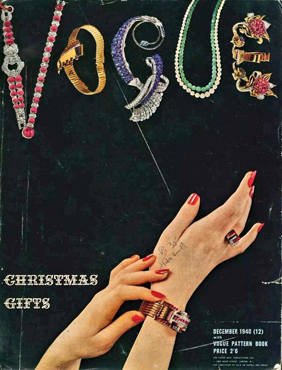 Сегодня в рубрике #throwback1811 — обложки Vogue, воспевающие ювелирное искусство.

Одна из обложек была создана Сипи Пеленес (ил. 5) — первой женщиной в истории, ставшей арт-директором крупного издания. В Conde Nast она занималась дизайном журналов, черпая вдохновение из живописи. В схожей стилистике выполнен рождественский выпуск, созданный Антоном Брюлем (ил. 1). В этом номере представлена подборка из 50 подарков, среди которых — еще больше интересных ювелирных экземпляров.

Центром композиции остальных иллюстраций становятся массивные украшения Van Cleef & Arpels и других ювелирных домов. На обложке 1962 года (ил. 2) — натуральные драгоценные камни от Harry Winston общей стоимостью 2.5 миллиона долларов. Фото было сделано Ирвингом Пенном, долгое время работавшим для издания.