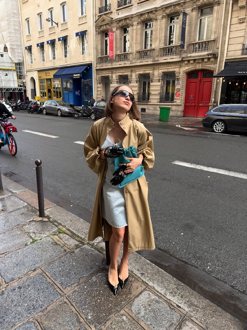 Синхронизация с ритмом весенних улиц в серии от @liligriga. Хлопковый плащ из капсулы Travel - новинка, объединяющая комфорт с изысканной элегантностью 🤍

Изделие представлено на сайте и в магазинах в двух цветах: молочном и бежевом.