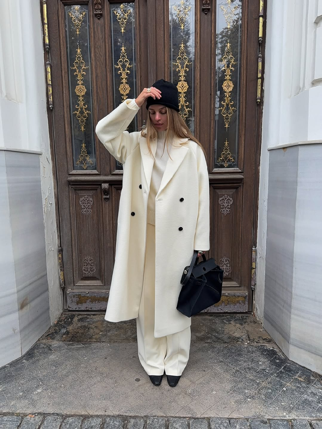 Эпилог холодного сезона — образ в оттенке морозных узоров на окнах. Прямое пальто, свитер из воздушного трикотажа и брюки - новинки, в которых мягкость фактур объединяется с классикой вне времени 🤍

Больше изделий из натуральной шерсти ищите на 1811stores.com